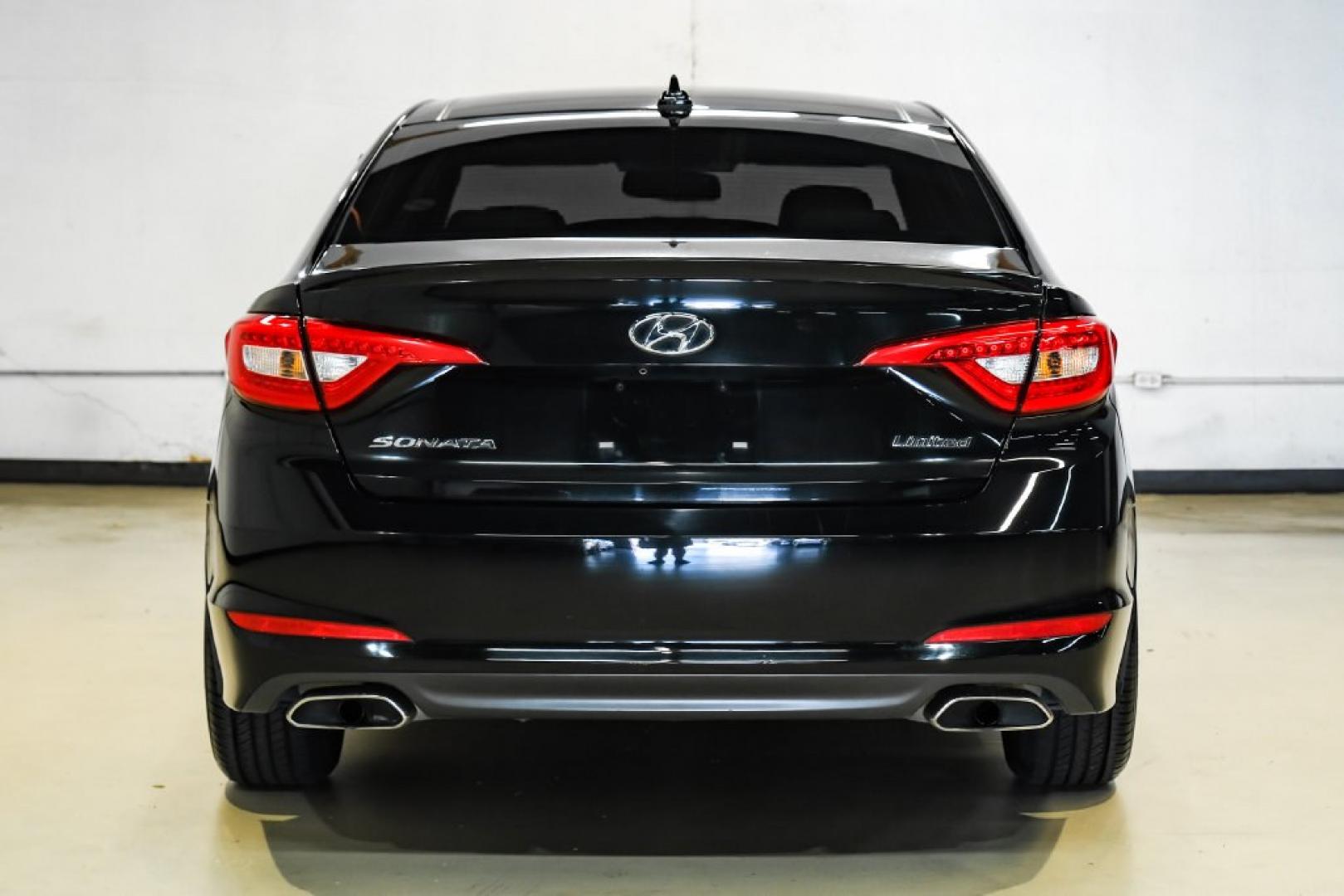 2015 Phantom Black /Gray Hyundai Sonata Limited (5NPE34AF4FH) with an 2.4L I4 DGI DOHC 16V ULEV II 185hp engine, Automatic transmission, located at 15300 Midway Rd., Addison, TX, 75001, (972) 702-0011, 32.958321, -96.838074- Photo#8