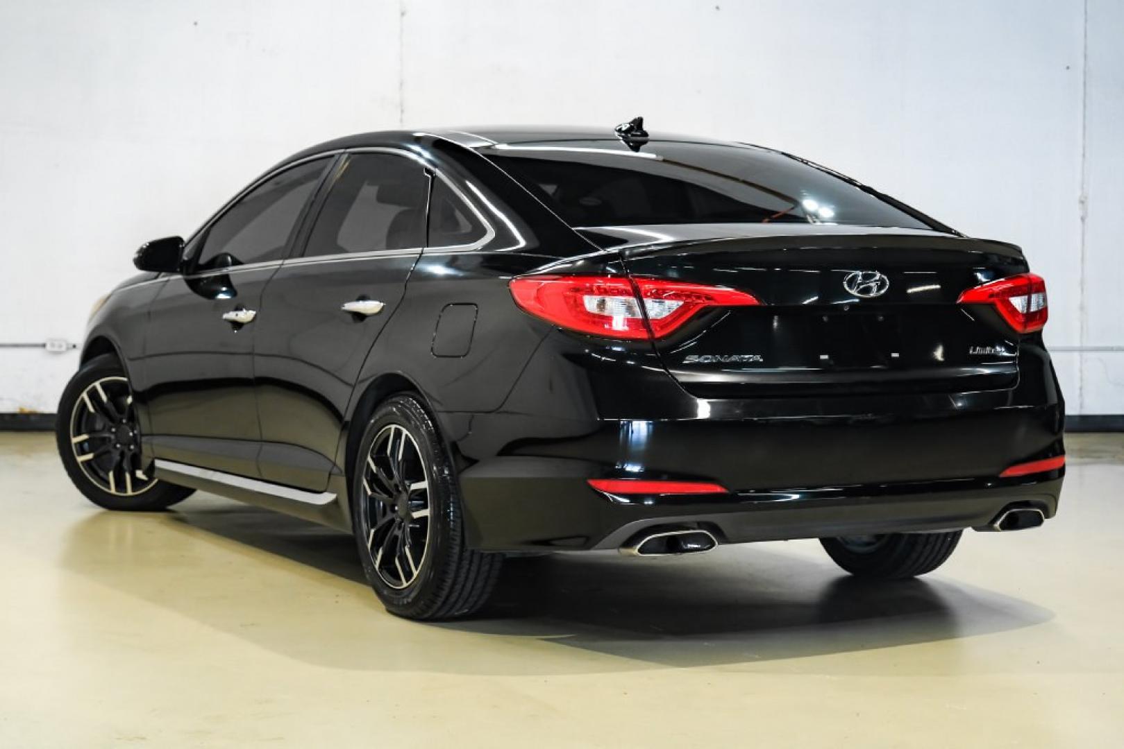2015 Phantom Black /Gray Hyundai Sonata Limited (5NPE34AF4FH) with an 2.4L I4 DGI DOHC 16V ULEV II 185hp engine, Automatic transmission, located at 15300 Midway Rd., Addison, TX, 75001, (972) 702-0011, 32.958321, -96.838074- Photo#9
