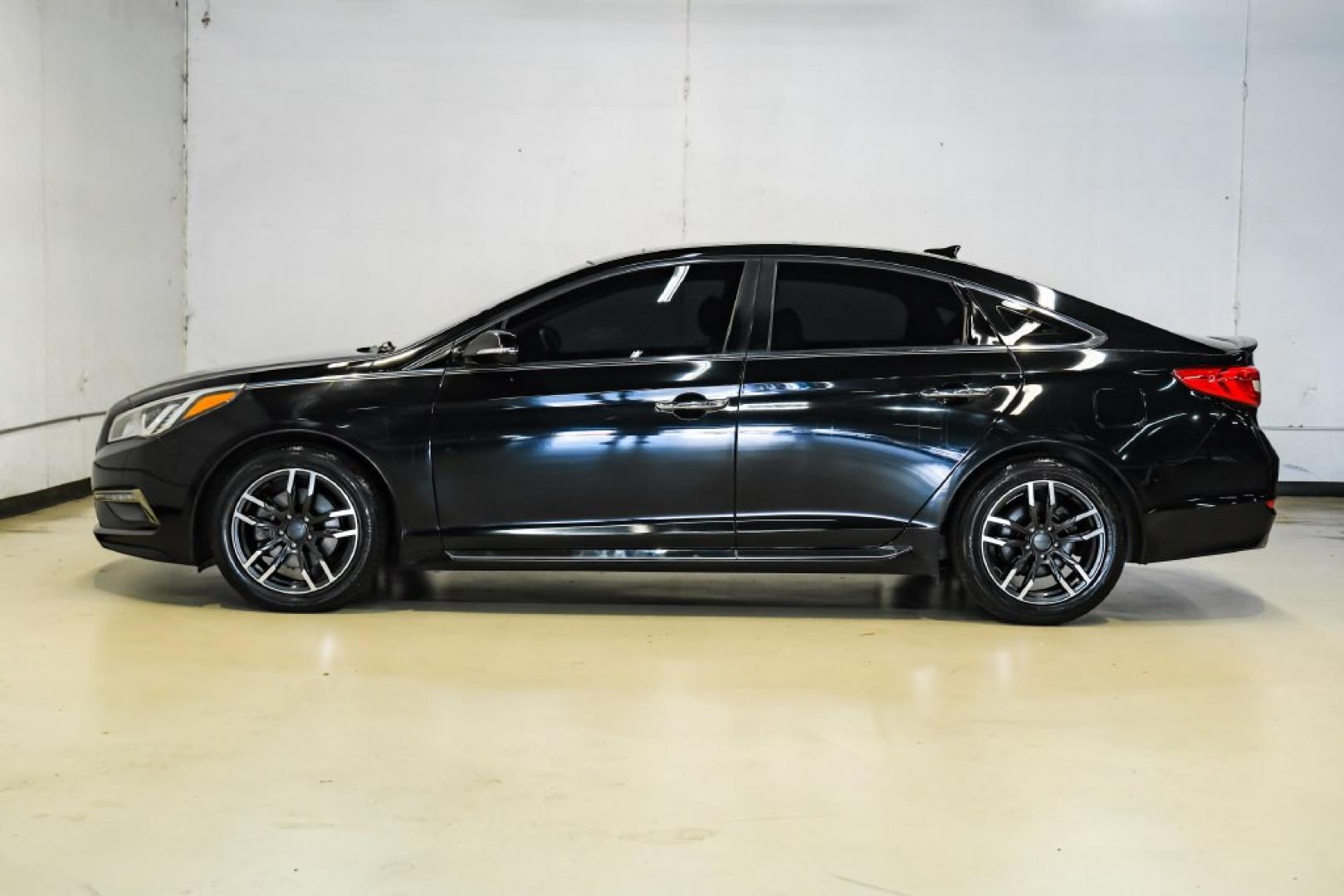 2015 Phantom Black /Gray Hyundai Sonata Limited (5NPE34AF4FH) with an 2.4L I4 DGI DOHC 16V ULEV II 185hp engine, Automatic transmission, located at 15300 Midway Rd., Addison, TX, 75001, (972) 702-0011, 32.958321, -96.838074- Photo#10