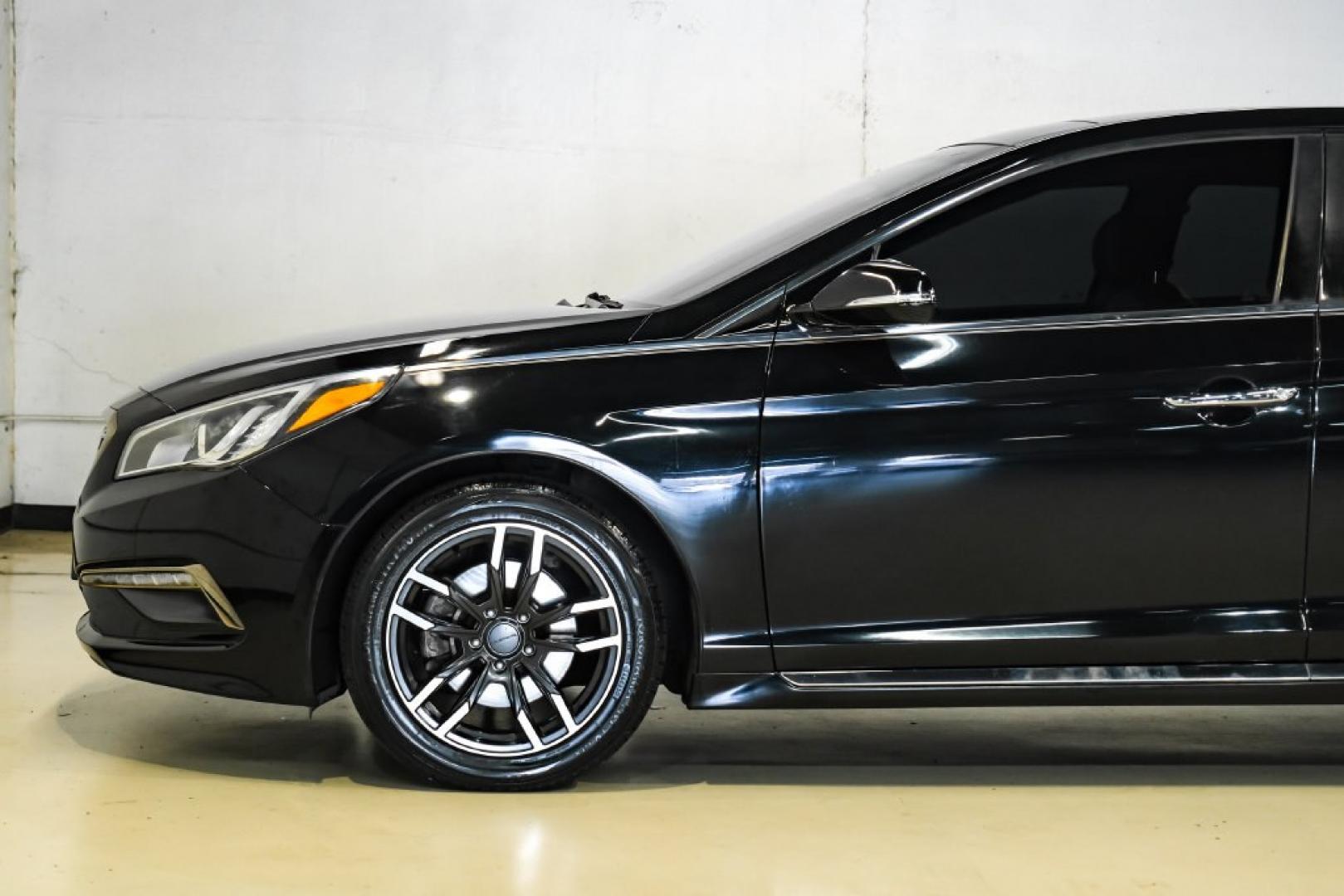 2015 Phantom Black /Gray Hyundai Sonata Limited (5NPE34AF4FH) with an 2.4L I4 DGI DOHC 16V ULEV II 185hp engine, Automatic transmission, located at 15300 Midway Rd., Addison, TX, 75001, (972) 702-0011, 32.958321, -96.838074- Photo#11