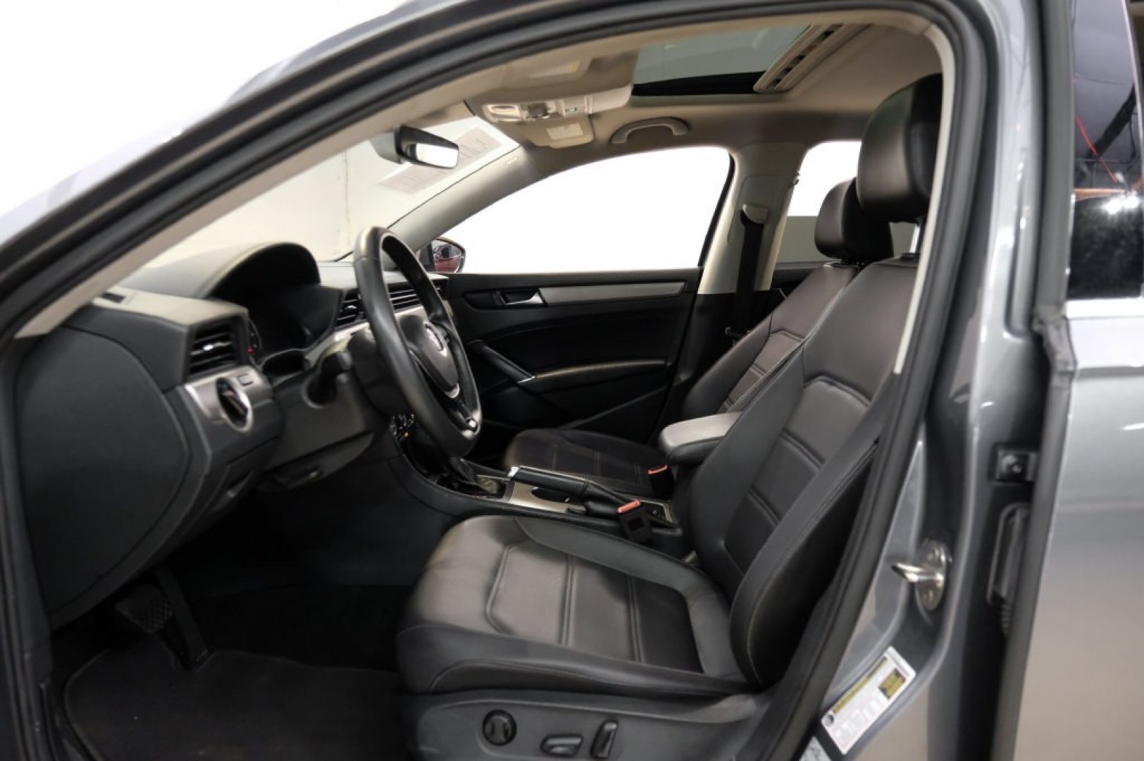 2022 Platinum Gray Metallic /Titan Black Volkswagen Passat 2.0T SE (1VWSA7A30NC) with an 2.0L I4 TSI Turbocharged engine, Automatic transmission, located at 15300 Midway Rd., Addison, TX, 75001, (972) 702-0011, 32.958321, -96.838074- Photo#3