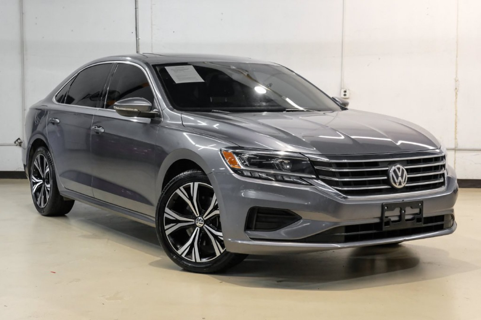 2022 Platinum Gray Metallic /Titan Black Volkswagen Passat 2.0T SE (1VWSA7A30NC) with an 2.0L I4 TSI Turbocharged engine, Automatic transmission, located at 15300 Midway Rd., Addison, TX, 75001, (972) 702-0011, 32.958321, -96.838074- Photo#6