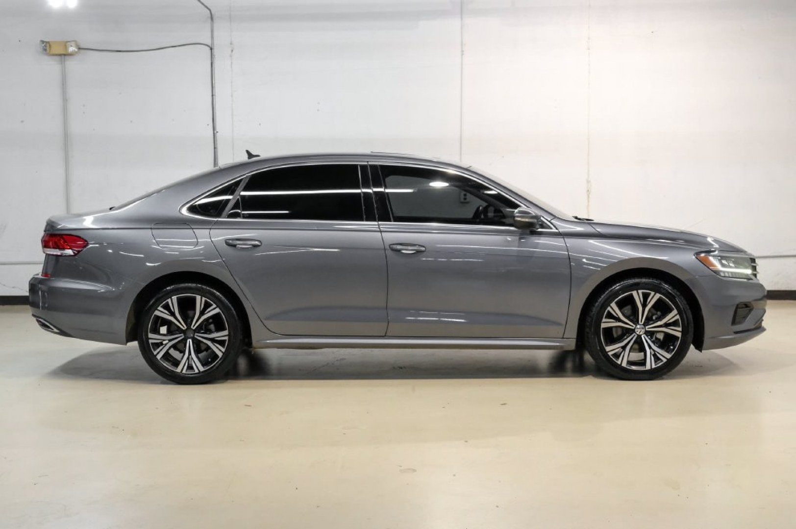 2022 Platinum Gray Metallic /Titan Black Volkswagen Passat 2.0T SE (1VWSA7A30NC) with an 2.0L I4 TSI Turbocharged engine, Automatic transmission, located at 15300 Midway Rd., Addison, TX, 75001, (972) 702-0011, 32.958321, -96.838074- Photo#9