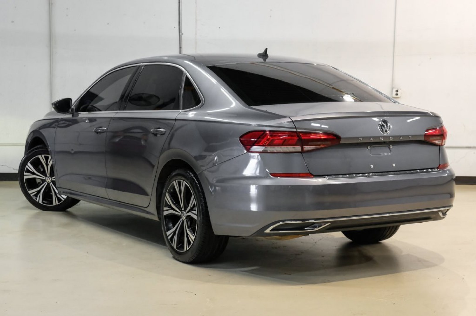 2022 Platinum Gray Metallic /Titan Black Volkswagen Passat 2.0T SE (1VWSA7A30NC) with an 2.0L I4 TSI Turbocharged engine, Automatic transmission, located at 15300 Midway Rd., Addison, TX, 75001, (972) 702-0011, 32.958321, -96.838074- Photo#11