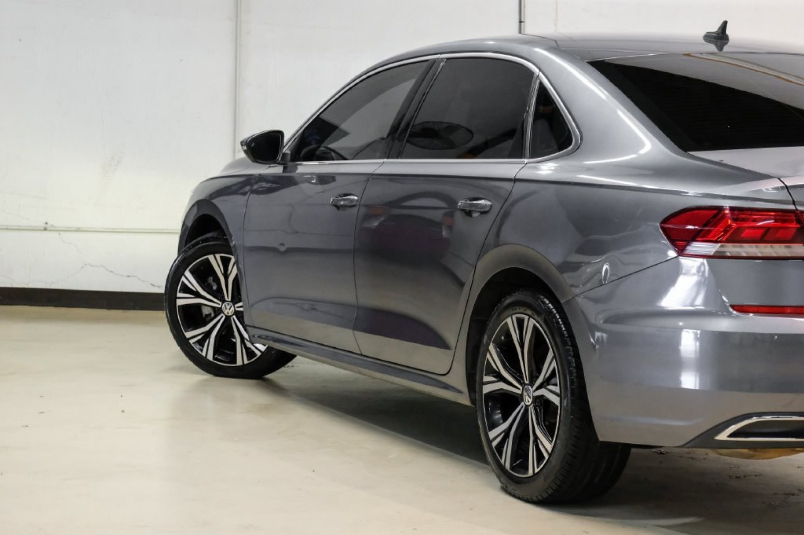 2022 Platinum Gray Metallic /Titan Black Volkswagen Passat 2.0T SE (1VWSA7A30NC) with an 2.0L I4 TSI Turbocharged engine, Automatic transmission, located at 15300 Midway Rd., Addison, TX, 75001, (972) 702-0011, 32.958321, -96.838074- Photo#12