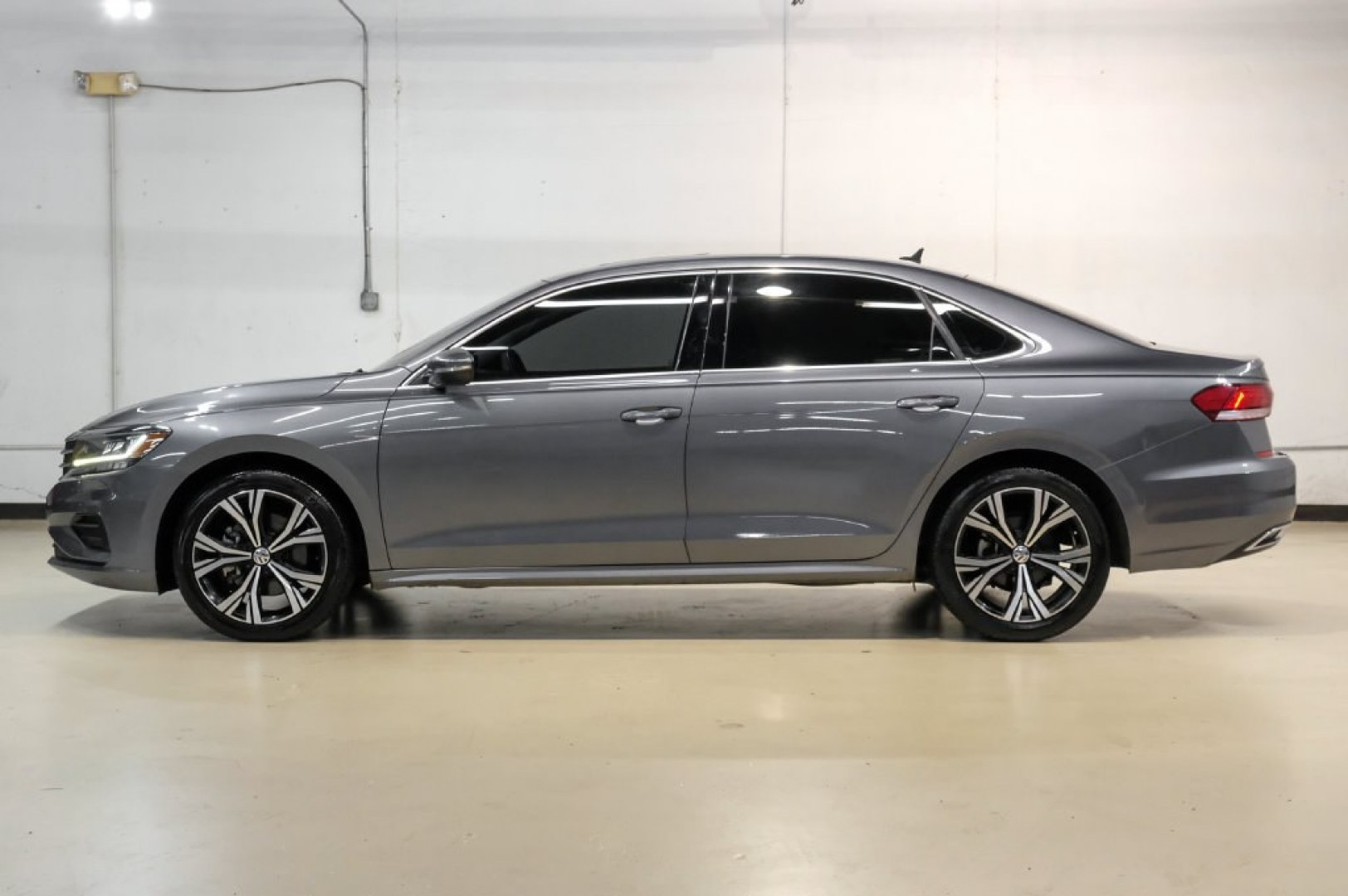 2022 Platinum Gray Metallic /Titan Black Volkswagen Passat 2.0T SE (1VWSA7A30NC) with an 2.0L I4 TSI Turbocharged engine, Automatic transmission, located at 15300 Midway Rd., Addison, TX, 75001, (972) 702-0011, 32.958321, -96.838074- Photo#14
