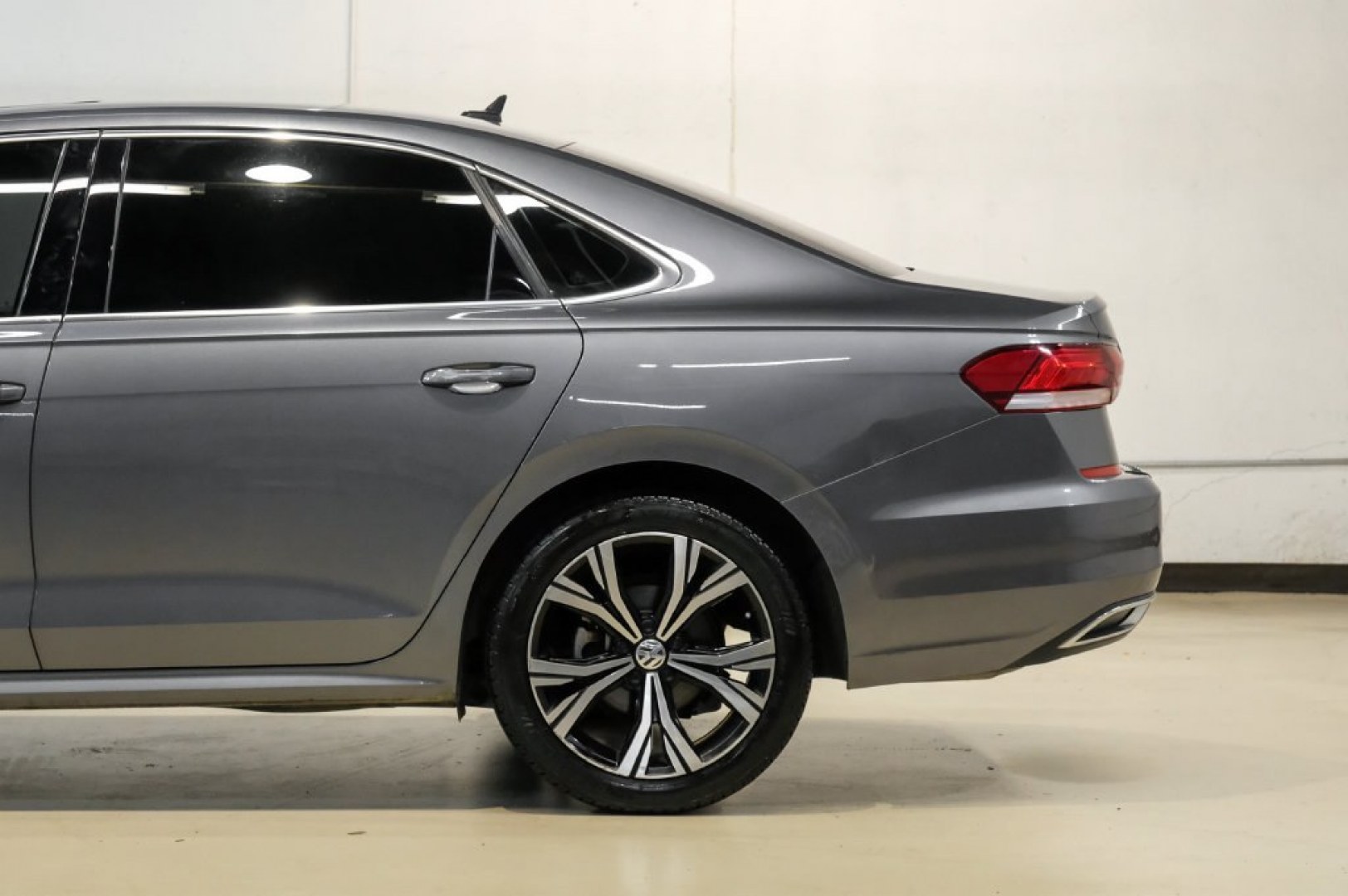 2022 Platinum Gray Metallic /Titan Black Volkswagen Passat 2.0T SE (1VWSA7A30NC) with an 2.0L I4 TSI Turbocharged engine, Automatic transmission, located at 15300 Midway Rd., Addison, TX, 75001, (972) 702-0011, 32.958321, -96.838074- Photo#16