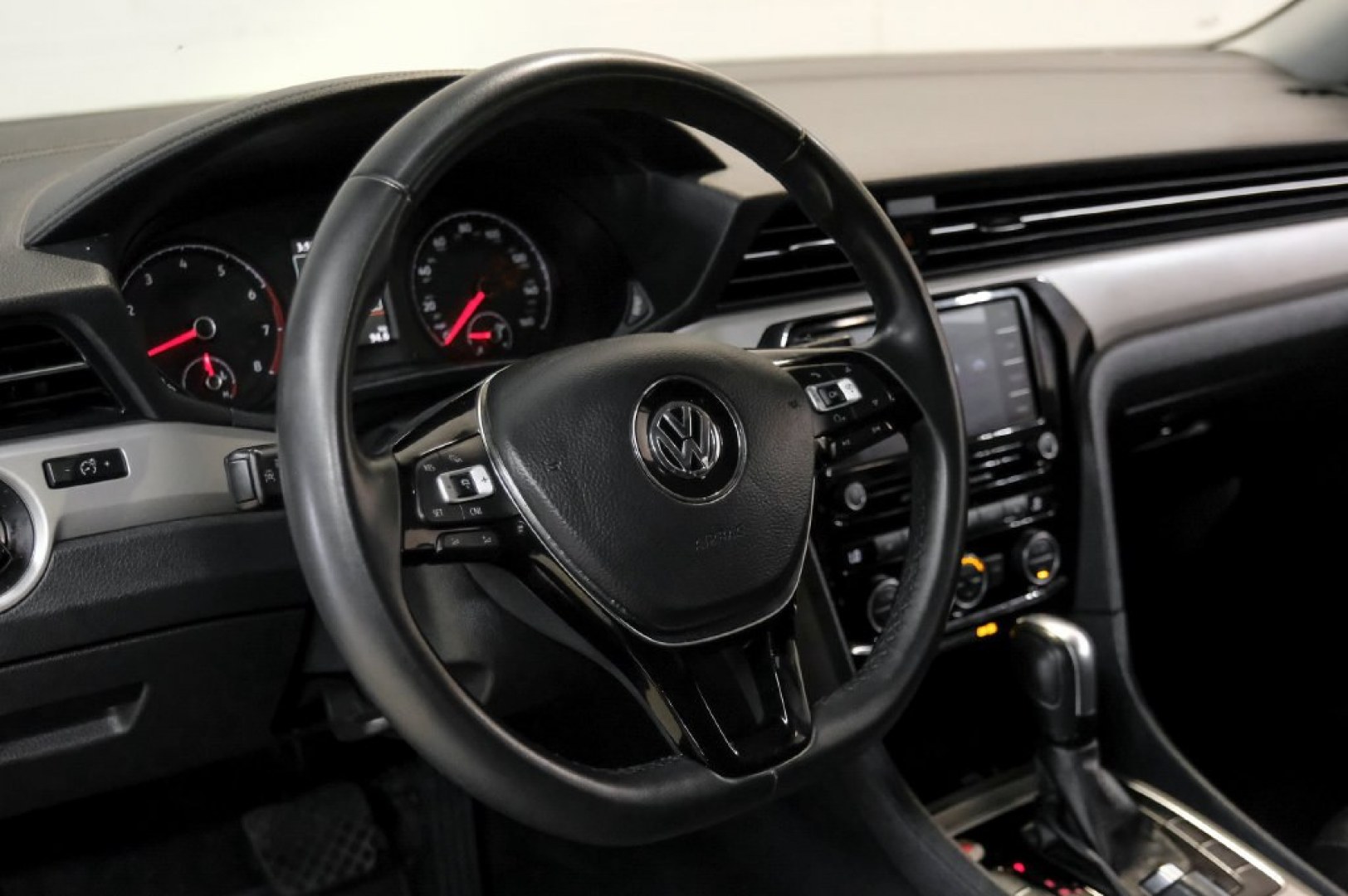 2022 Platinum Gray Metallic /Titan Black Volkswagen Passat 2.0T SE (1VWSA7A30NC) with an 2.0L I4 TSI Turbocharged engine, Automatic transmission, located at 15300 Midway Rd., Addison, TX, 75001, (972) 702-0011, 32.958321, -96.838074- Photo#21