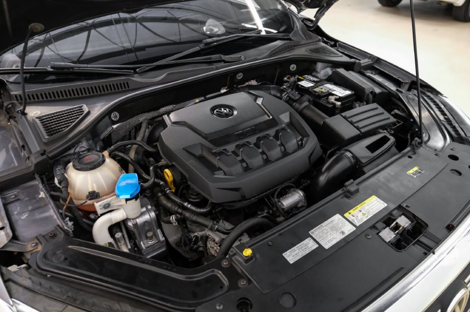 2022 Platinum Gray Metallic /Titan Black Volkswagen Passat 2.0T SE (1VWSA7A30NC) with an 2.0L I4 TSI Turbocharged engine, Automatic transmission, located at 15300 Midway Rd., Addison, TX, 75001, (972) 702-0011, 32.958321, -96.838074- Photo#59