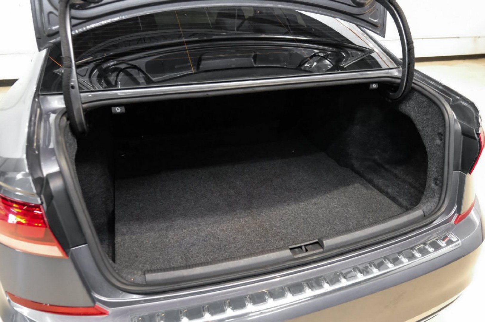 2022 Platinum Gray Metallic /Titan Black Volkswagen Passat 2.0T SE (1VWSA7A30NC) with an 2.0L I4 TSI Turbocharged engine, Automatic transmission, located at 15300 Midway Rd., Addison, TX, 75001, (972) 702-0011, 32.958321, -96.838074- Photo#61