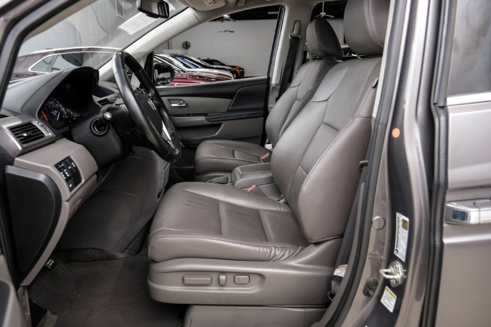 2015 Modern Steel Metallic /Beige Honda Odyssey EX-L (5FNRL5H62FB) with an 3.5L V6 SOHC i-VTEC 24V engine, Automatic transmission, located at 15300 Midway Rd., Addison, TX, 75001, (972) 702-0011, 32.958321, -96.838074- Photo#3