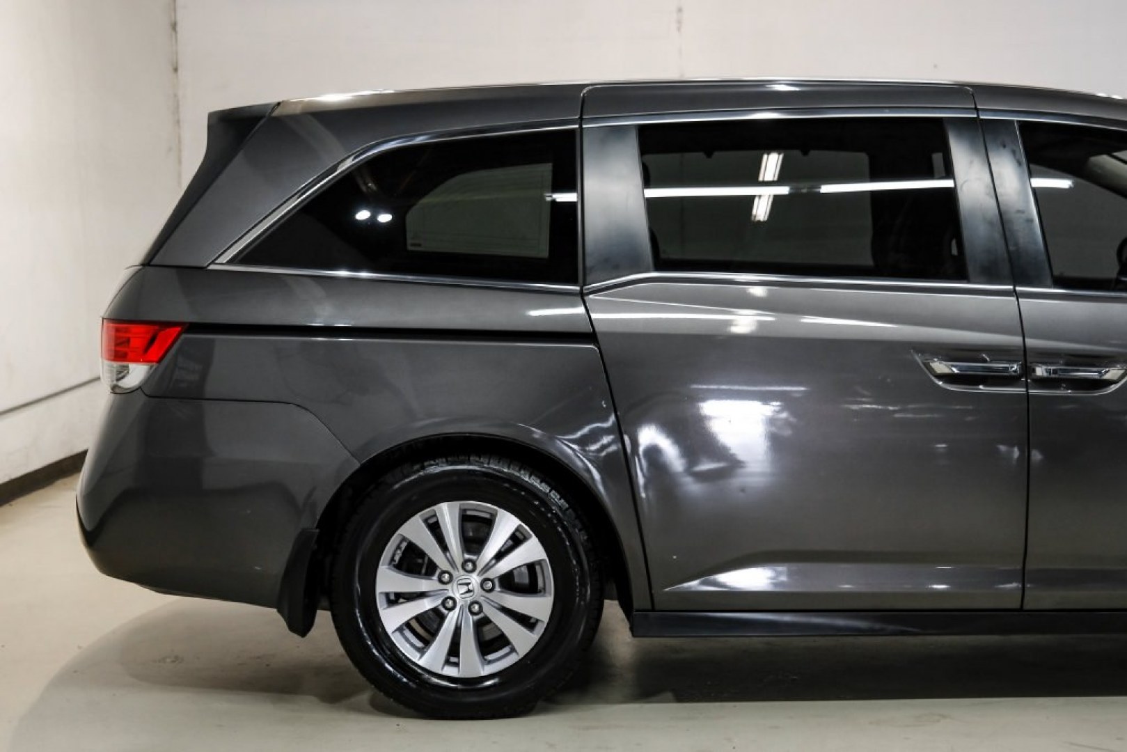 2015 Modern Steel Metallic /Beige Honda Odyssey EX-L (5FNRL5H62FB) with an 3.5L V6 SOHC i-VTEC 24V engine, Automatic transmission, located at 15300 Midway Rd., Addison, TX, 75001, (972) 702-0011, 32.958321, -96.838074- Photo#8