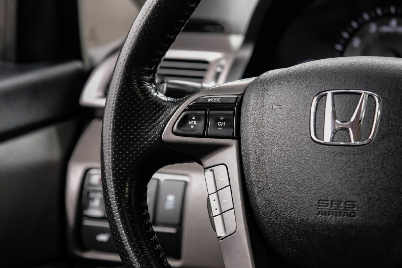2015 Modern Steel Metallic /Beige Honda Odyssey EX-L (5FNRL5H62FB) with an 3.5L V6 SOHC i-VTEC 24V engine, Automatic transmission, located at 15300 Midway Rd., Addison, TX, 75001, (972) 702-0011, 32.958321, -96.838074- Photo#21