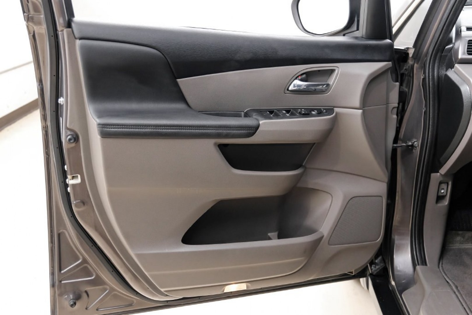 2015 Modern Steel Metallic /Beige Honda Odyssey EX-L (5FNRL5H62FB) with an 3.5L V6 SOHC i-VTEC 24V engine, Automatic transmission, located at 15300 Midway Rd., Addison, TX, 75001, (972) 702-0011, 32.958321, -96.838074- Photo#50