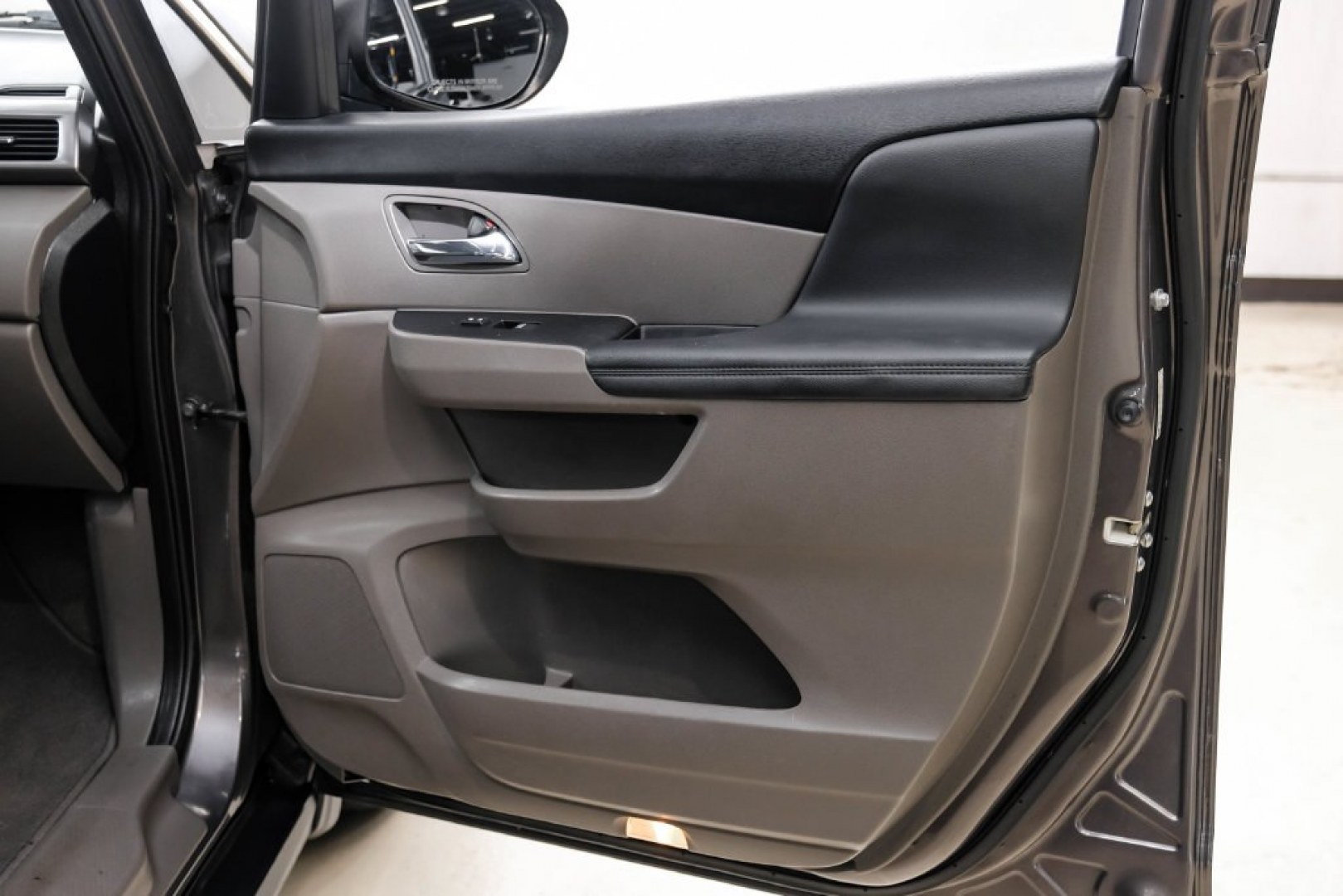 2015 Modern Steel Metallic /Beige Honda Odyssey EX-L (5FNRL5H62FB) with an 3.5L V6 SOHC i-VTEC 24V engine, Automatic transmission, located at 15300 Midway Rd., Addison, TX, 75001, (972) 702-0011, 32.958321, -96.838074- Photo#52