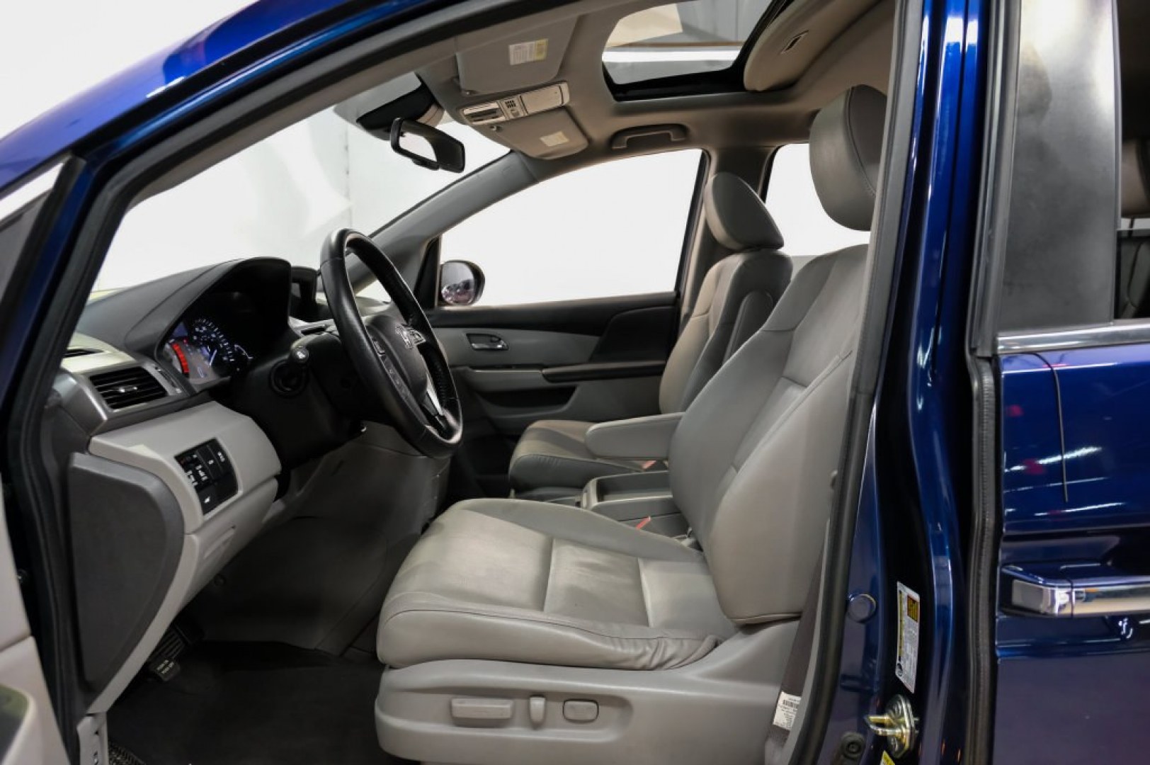 2016 Obsidian Blue Pearl /Gray Honda Odyssey EX-L (5FNRL5H60GB) with an 3.5L V6 SOHC i-VTEC 24V engine, Automatic transmission, located at 15300 Midway Rd., Addison, TX, 75001, (972) 702-0011, 32.958321, -96.838074- Photo#3