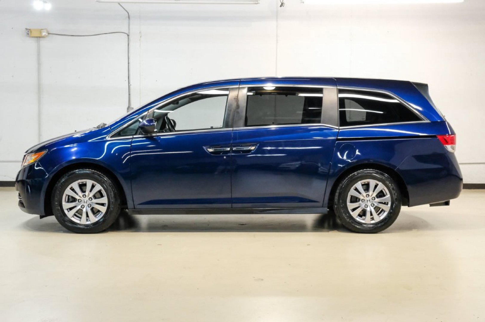 2016 Obsidian Blue Pearl /Gray Honda Odyssey EX-L (5FNRL5H60GB) with an 3.5L V6 SOHC i-VTEC 24V engine, Automatic transmission, located at 15300 Midway Rd., Addison, TX, 75001, (972) 702-0011, 32.958321, -96.838074- Photo#15
