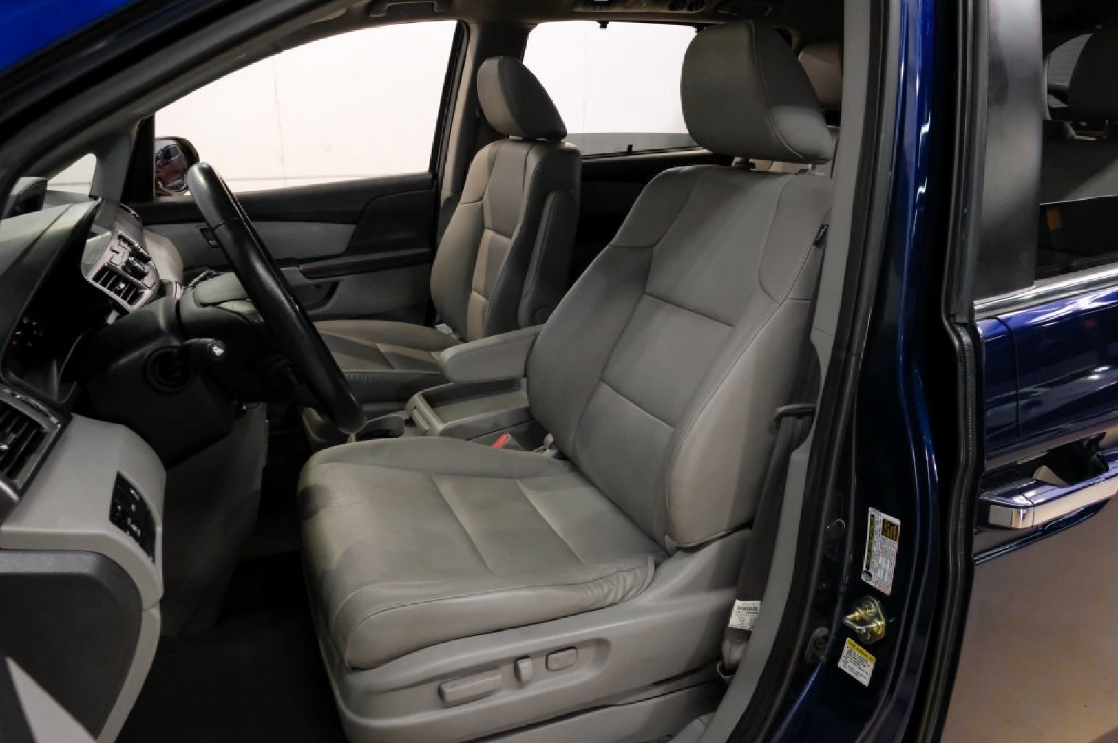 2016 Obsidian Blue Pearl /Gray Honda Odyssey EX-L (5FNRL5H60GB) with an 3.5L V6 SOHC i-VTEC 24V engine, Automatic transmission, located at 15300 Midway Rd., Addison, TX, 75001, (972) 702-0011, 32.958321, -96.838074- Photo#37