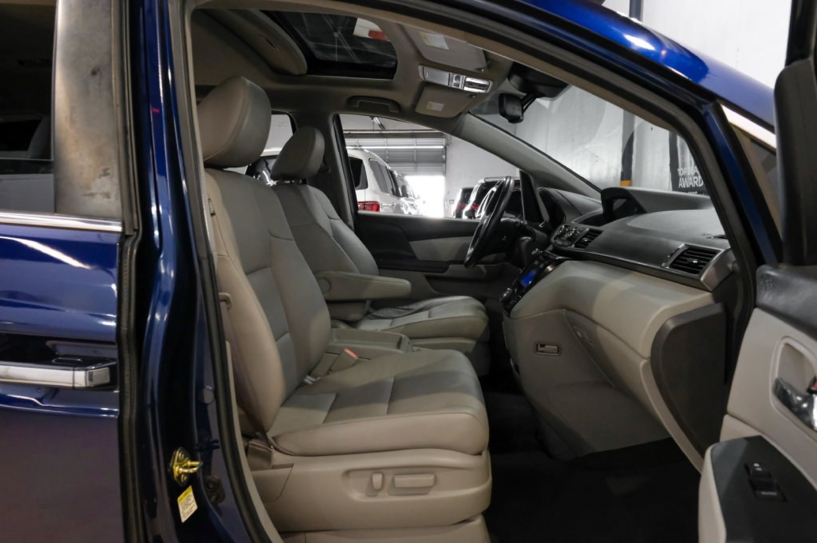 2016 Obsidian Blue Pearl /Gray Honda Odyssey EX-L (5FNRL5H60GB) with an 3.5L V6 SOHC i-VTEC 24V engine, Automatic transmission, located at 15300 Midway Rd., Addison, TX, 75001, (972) 702-0011, 32.958321, -96.838074- Photo#40