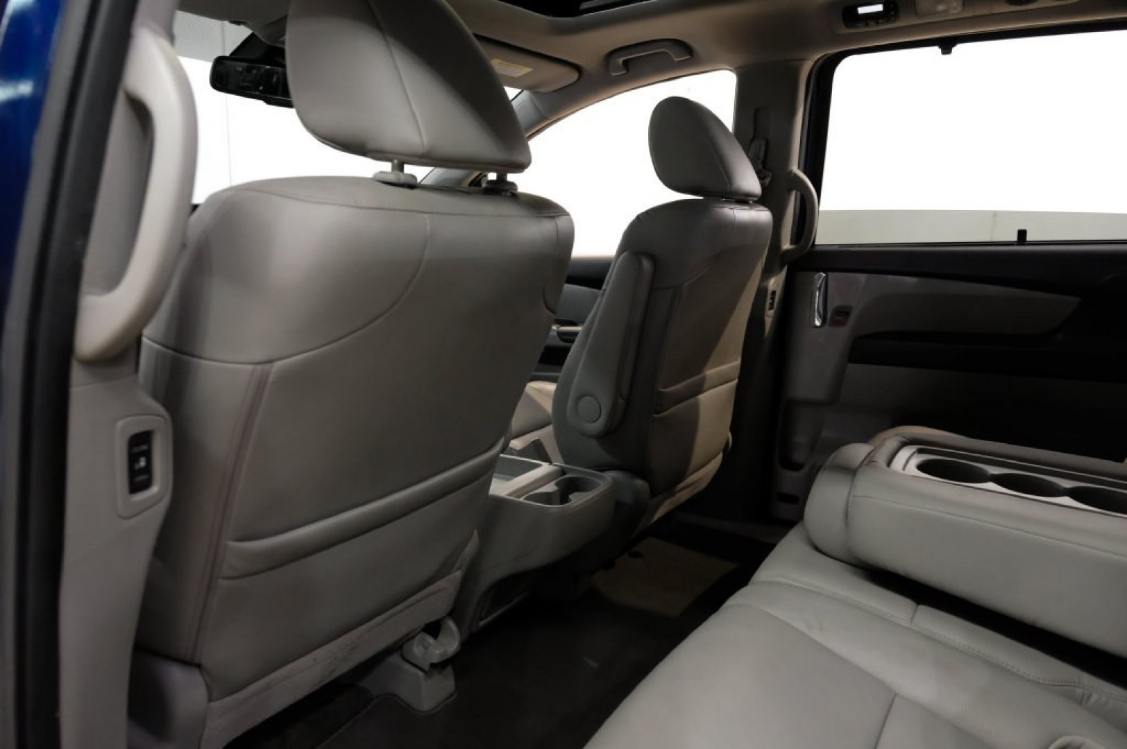 2016 Obsidian Blue Pearl /Gray Honda Odyssey EX-L (5FNRL5H60GB) with an 3.5L V6 SOHC i-VTEC 24V engine, Automatic transmission, located at 15300 Midway Rd., Addison, TX, 75001, (972) 702-0011, 32.958321, -96.838074- Photo#42
