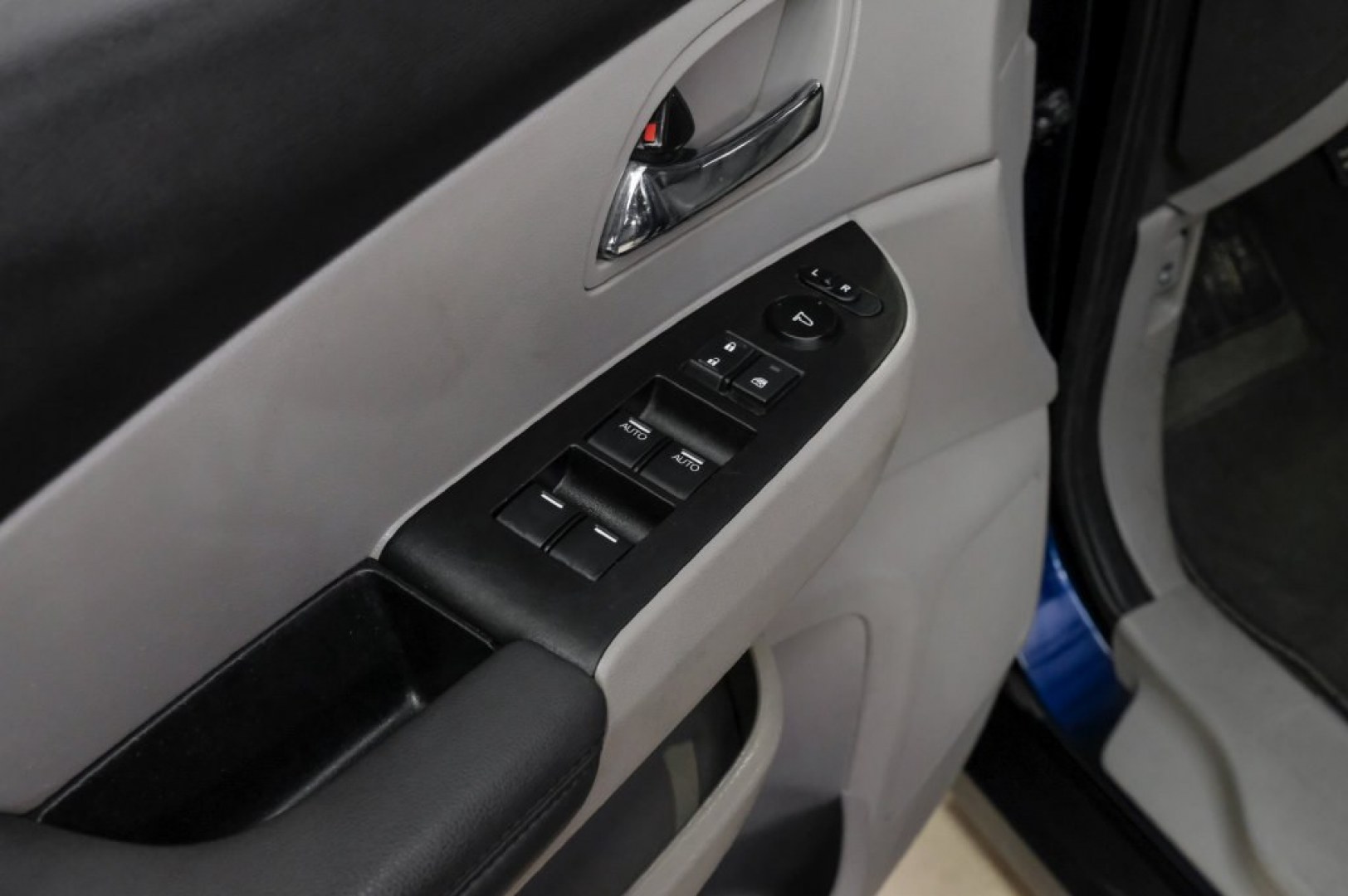 2016 Obsidian Blue Pearl /Gray Honda Odyssey EX-L (5FNRL5H60GB) with an 3.5L V6 SOHC i-VTEC 24V engine, Automatic transmission, located at 15300 Midway Rd., Addison, TX, 75001, (972) 702-0011, 32.958321, -96.838074- Photo#48