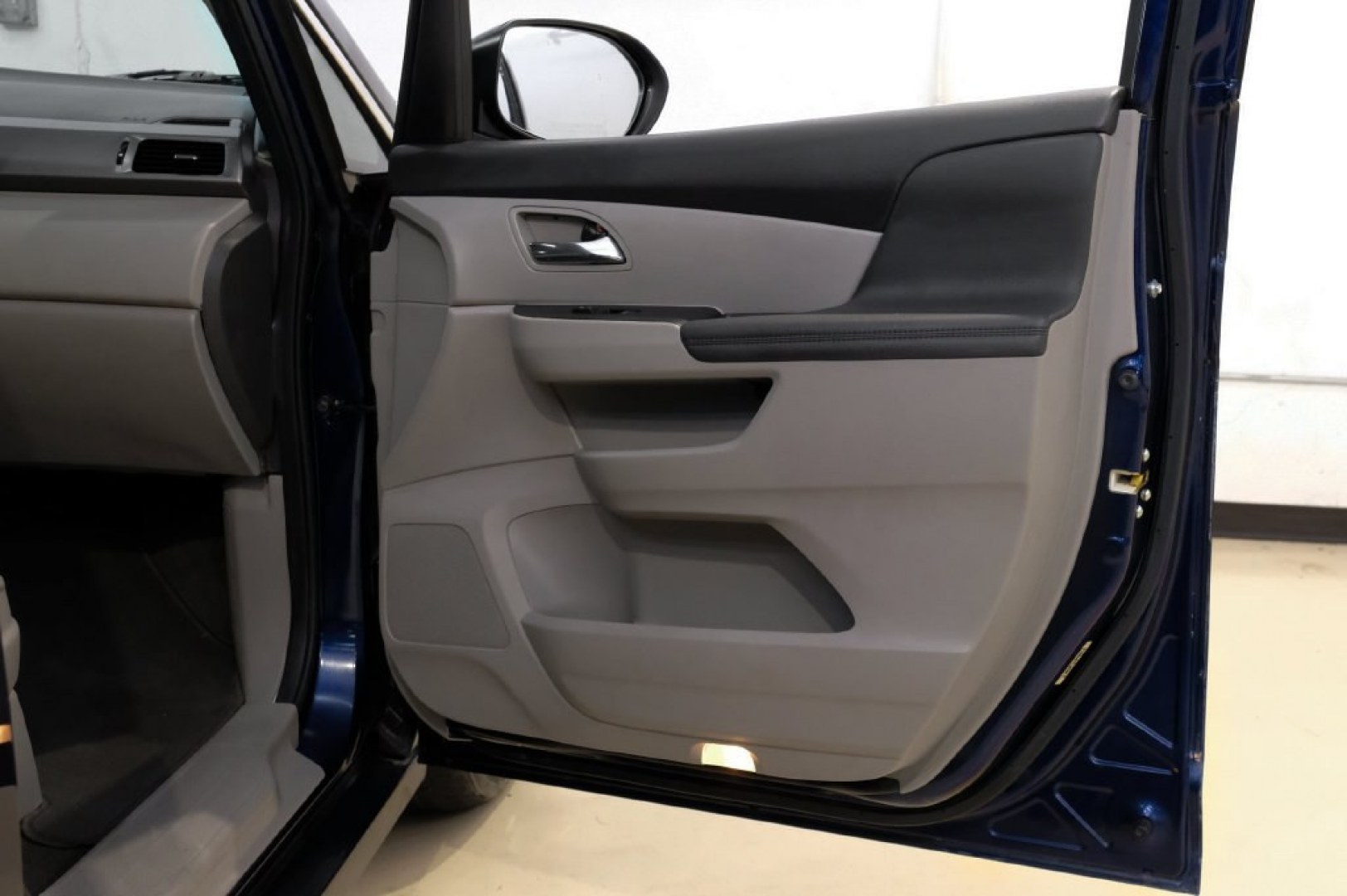 2016 Obsidian Blue Pearl /Gray Honda Odyssey EX-L (5FNRL5H60GB) with an 3.5L V6 SOHC i-VTEC 24V engine, Automatic transmission, located at 15300 Midway Rd., Addison, TX, 75001, (972) 702-0011, 32.958321, -96.838074- Photo#49