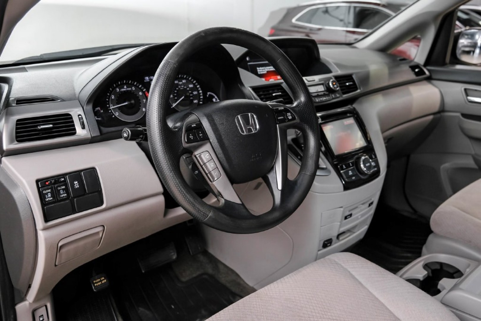 2016 Modern Steel Metallic /Beige Honda Odyssey SE (5FNRL5H35GB) with an 3.5L V6 SOHC i-VTEC 24V engine, Automatic transmission, located at 15300 Midway Rd., Addison, TX, 75001, (972) 702-0011, 32.958321, -96.838074- Photo#2