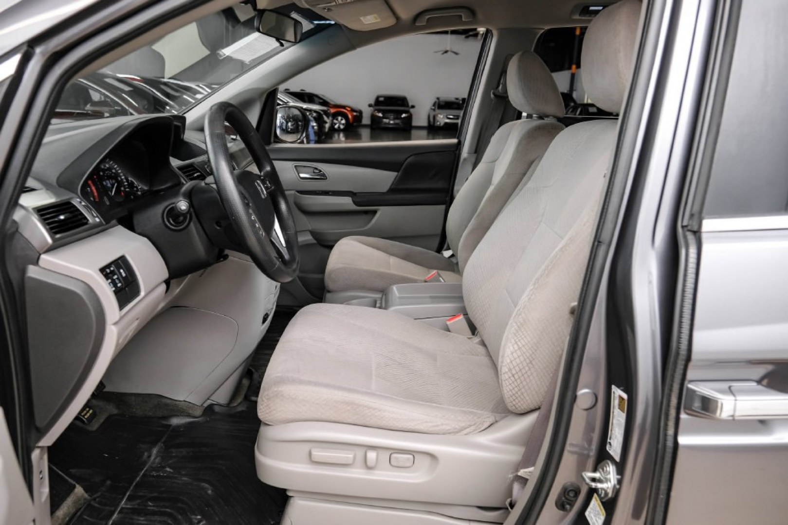 2016 Modern Steel Metallic /Beige Honda Odyssey SE (5FNRL5H35GB) with an 3.5L V6 SOHC i-VTEC 24V engine, Automatic transmission, located at 15300 Midway Rd., Addison, TX, 75001, (972) 702-0011, 32.958321, -96.838074- Photo#3