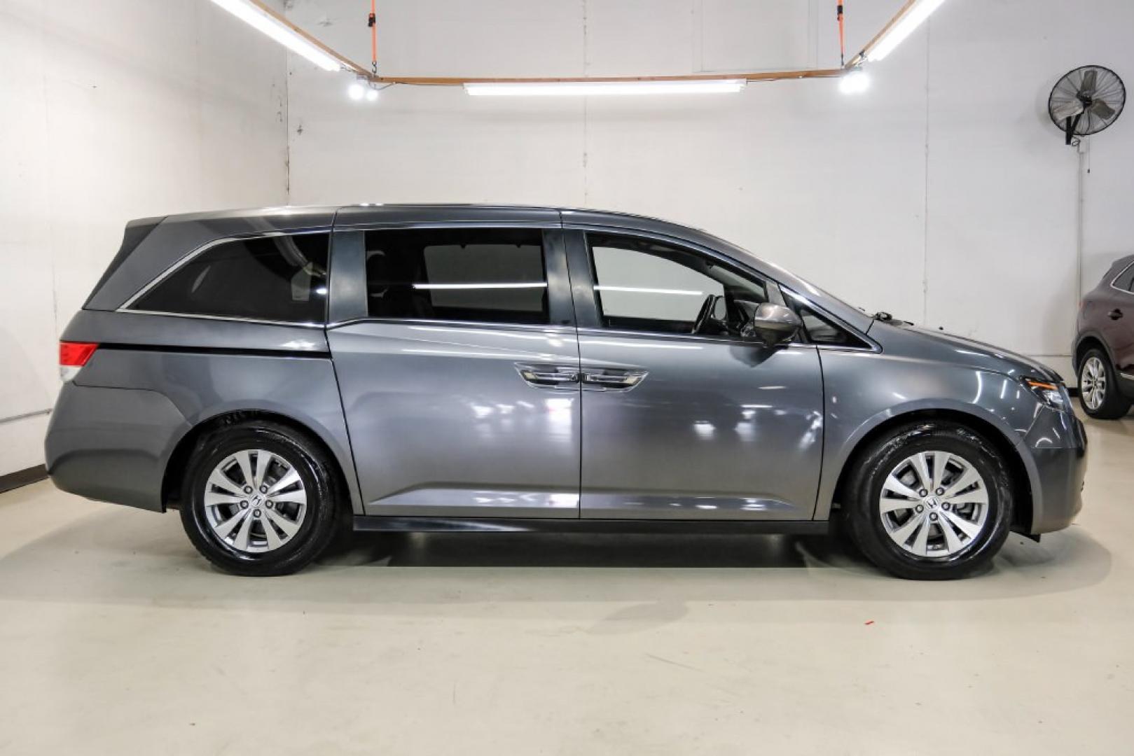 2016 Modern Steel Metallic /Beige Honda Odyssey SE (5FNRL5H35GB) with an 3.5L V6 SOHC i-VTEC 24V engine, Automatic transmission, located at 15300 Midway Rd., Addison, TX, 75001, (972) 702-0011, 32.958321, -96.838074- Photo#6