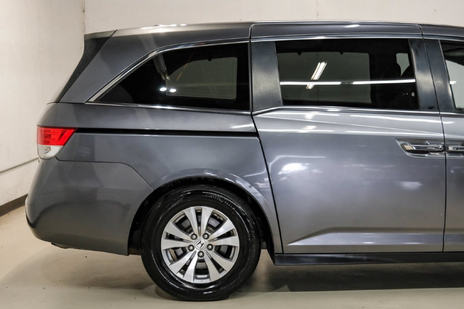 2016 Modern Steel Metallic /Beige Honda Odyssey SE (5FNRL5H35GB) with an 3.5L V6 SOHC i-VTEC 24V engine, Automatic transmission, located at 15300 Midway Rd., Addison, TX, 75001, (972) 702-0011, 32.958321, -96.838074- Photo#7