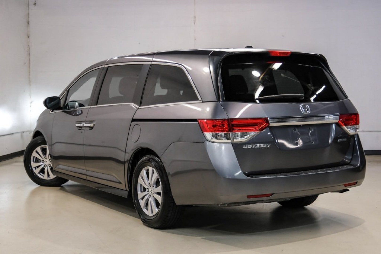 2016 Modern Steel Metallic /Beige Honda Odyssey SE (5FNRL5H35GB) with an 3.5L V6 SOHC i-VTEC 24V engine, Automatic transmission, located at 15300 Midway Rd., Addison, TX, 75001, (972) 702-0011, 32.958321, -96.838074- Photo#11