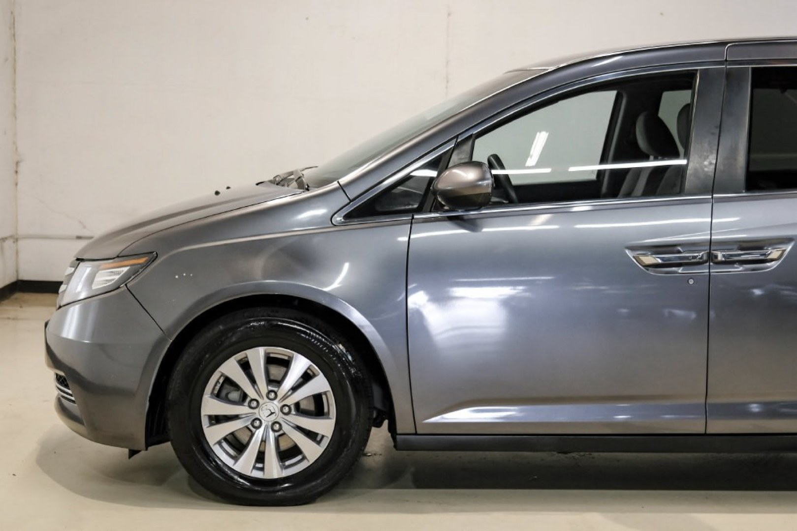 2016 Modern Steel Metallic /Beige Honda Odyssey SE (5FNRL5H35GB) with an 3.5L V6 SOHC i-VTEC 24V engine, Automatic transmission, located at 15300 Midway Rd., Addison, TX, 75001, (972) 702-0011, 32.958321, -96.838074- Photo#13