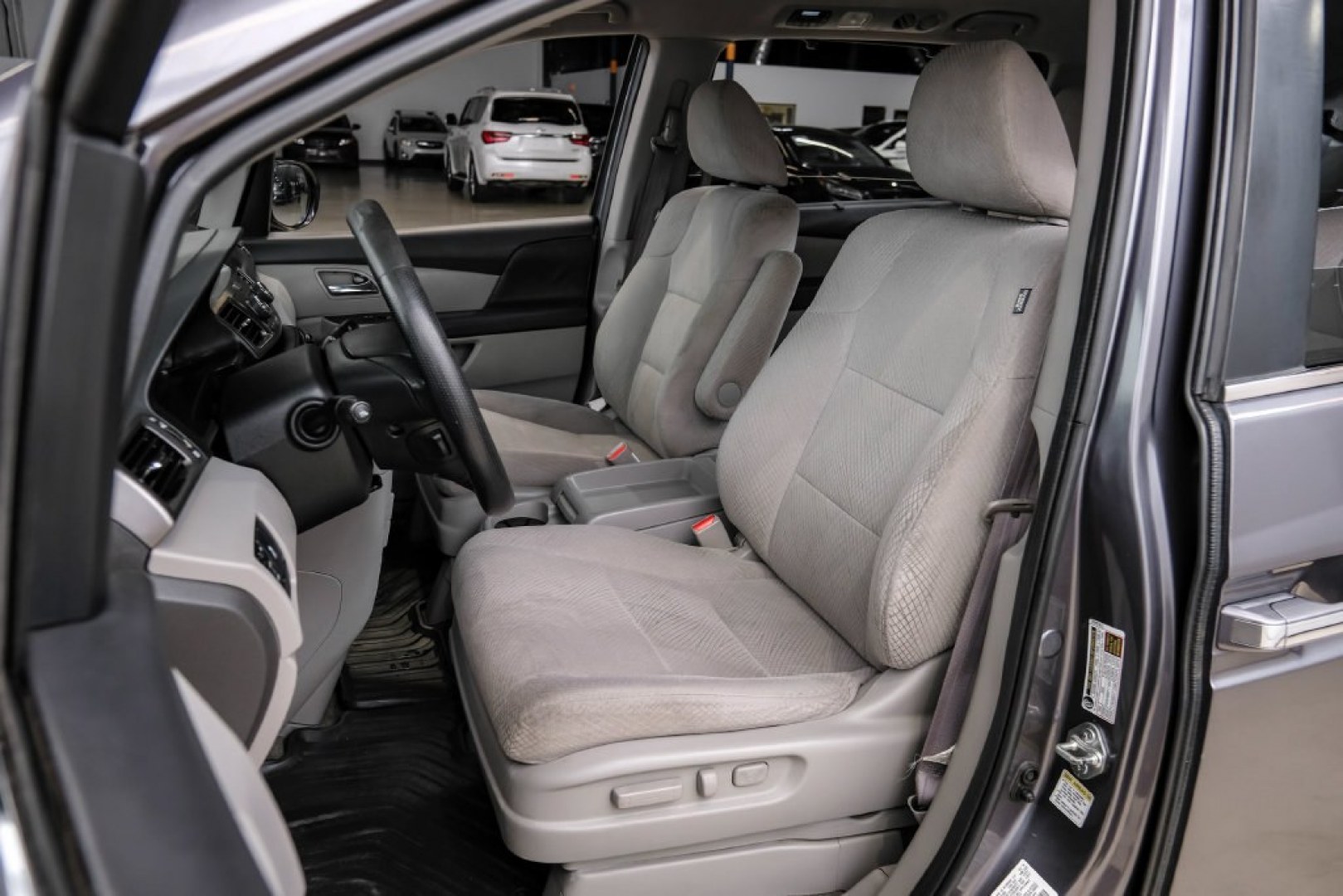 2016 Modern Steel Metallic /Beige Honda Odyssey SE (5FNRL5H35GB) with an 3.5L V6 SOHC i-VTEC 24V engine, Automatic transmission, located at 15300 Midway Rd., Addison, TX, 75001, (972) 702-0011, 32.958321, -96.838074- Photo#40