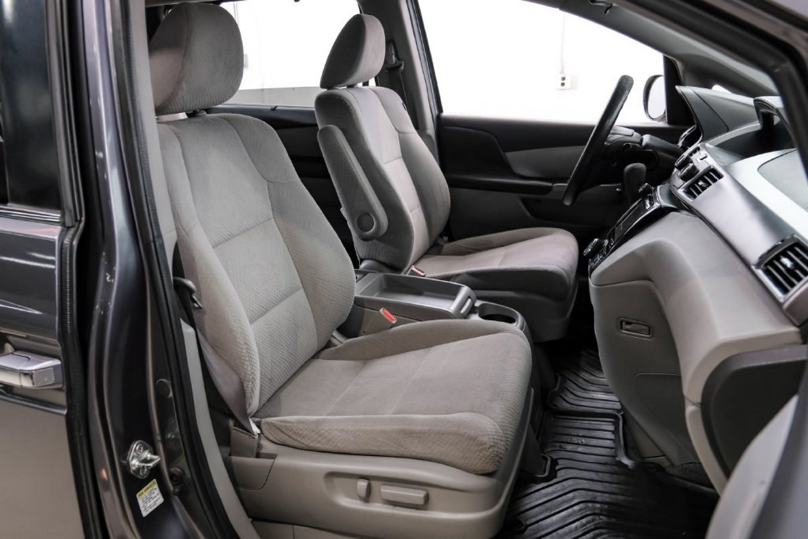 2016 Modern Steel Metallic /Beige Honda Odyssey SE (5FNRL5H35GB) with an 3.5L V6 SOHC i-VTEC 24V engine, Automatic transmission, located at 15300 Midway Rd., Addison, TX, 75001, (972) 702-0011, 32.958321, -96.838074- Photo#42