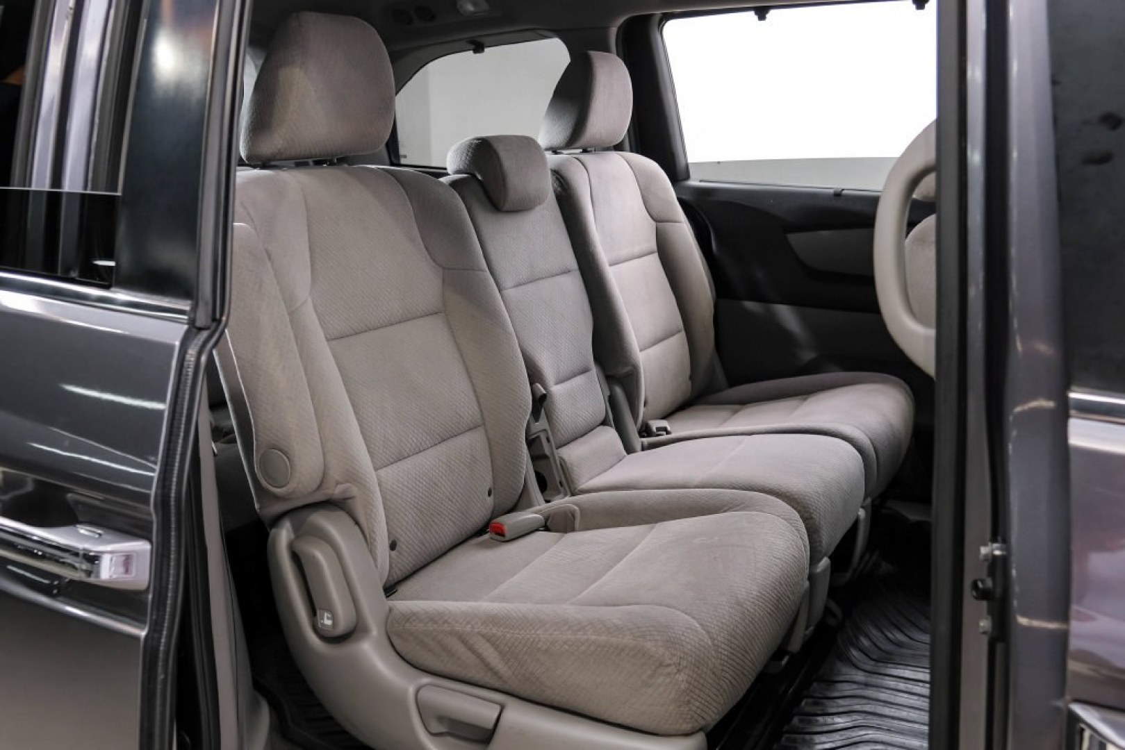 2016 Modern Steel Metallic /Beige Honda Odyssey SE (5FNRL5H35GB) with an 3.5L V6 SOHC i-VTEC 24V engine, Automatic transmission, located at 15300 Midway Rd., Addison, TX, 75001, (972) 702-0011, 32.958321, -96.838074- Photo#43