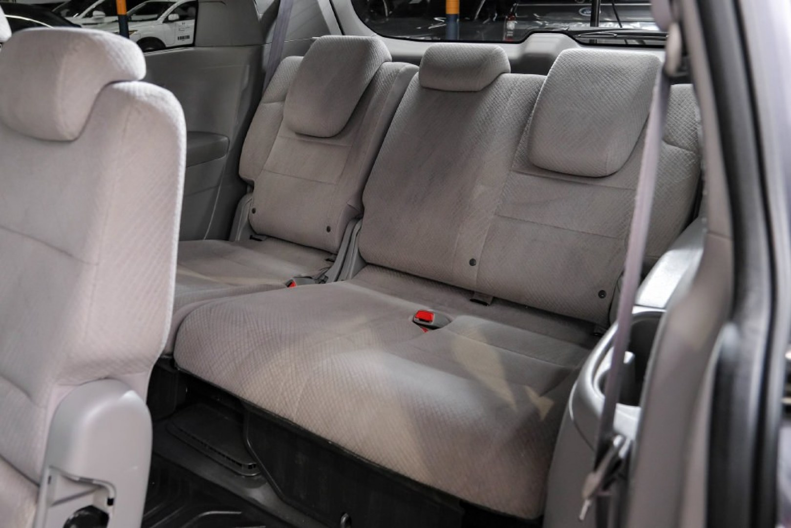 2016 Modern Steel Metallic /Beige Honda Odyssey SE (5FNRL5H35GB) with an 3.5L V6 SOHC i-VTEC 24V engine, Automatic transmission, located at 15300 Midway Rd., Addison, TX, 75001, (972) 702-0011, 32.958321, -96.838074- Photo#48