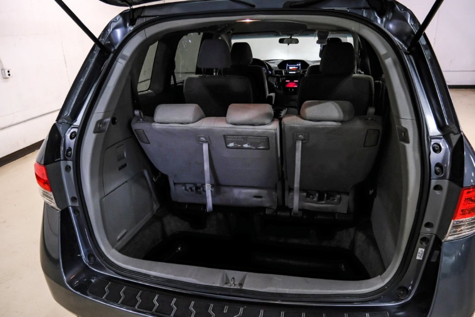2016 Modern Steel Metallic /Beige Honda Odyssey SE (5FNRL5H35GB) with an 3.5L V6 SOHC i-VTEC 24V engine, Automatic transmission, located at 15300 Midway Rd., Addison, TX, 75001, (972) 702-0011, 32.958321, -96.838074- Photo#60