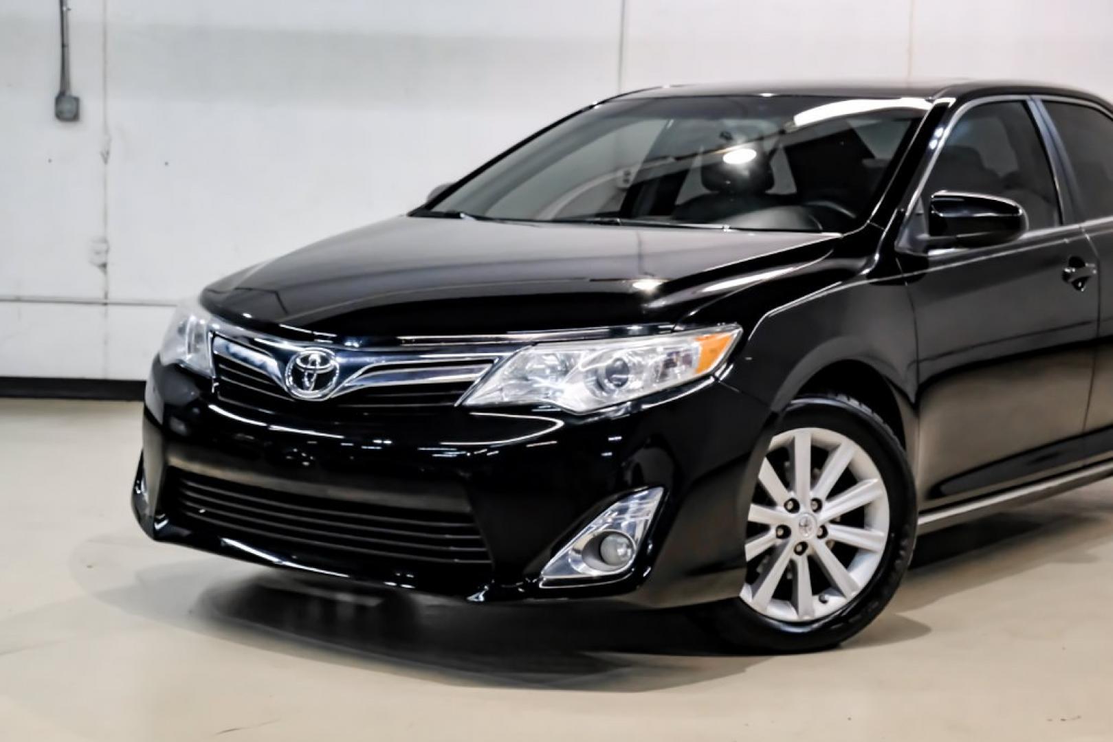 2014 Attitude Black Metallic /Ash Toyota Camry XLE (4T4BF1FK1ER) with an 2.5L I4 SMPI DOHC engine, Automatic transmission, located at 15300 Midway Rd., Addison, TX, 75001, (972) 702-0011, 32.958321, -96.838074- Photo#5