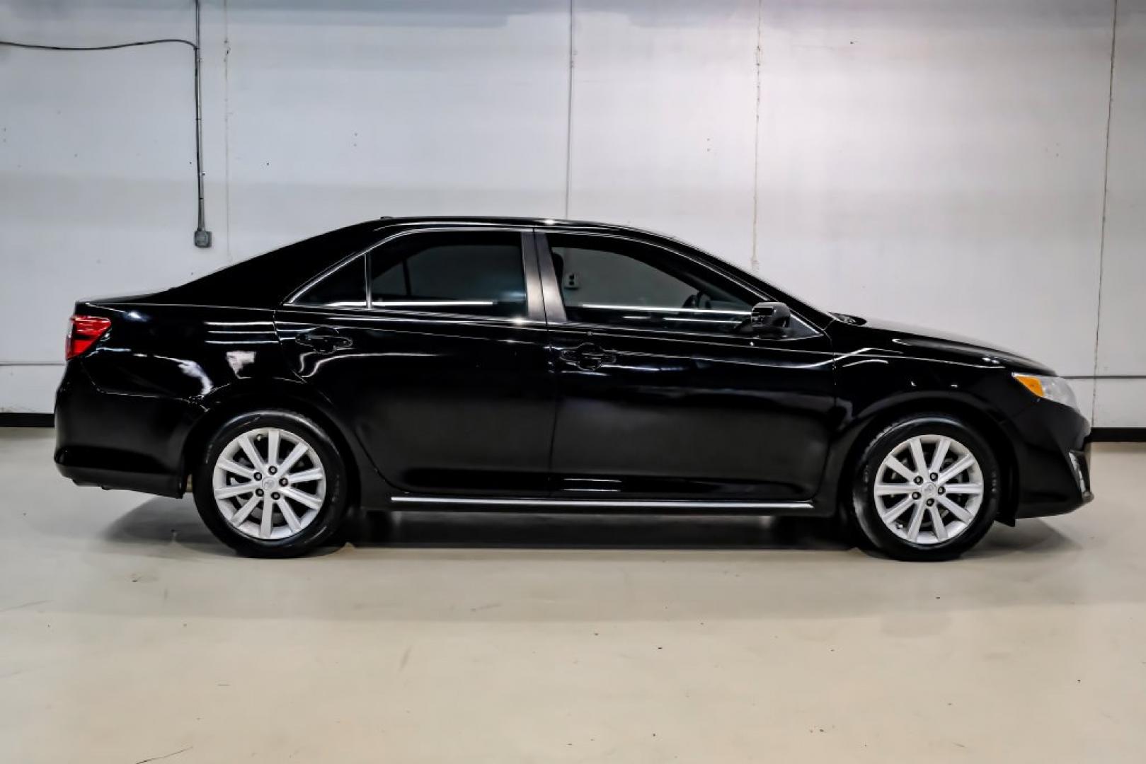 2014 Attitude Black Metallic /Ash Toyota Camry XLE (4T4BF1FK1ER) with an 2.5L I4 SMPI DOHC engine, Automatic transmission, located at 15300 Midway Rd., Addison, TX, 75001, (972) 702-0011, 32.958321, -96.838074- Photo#9