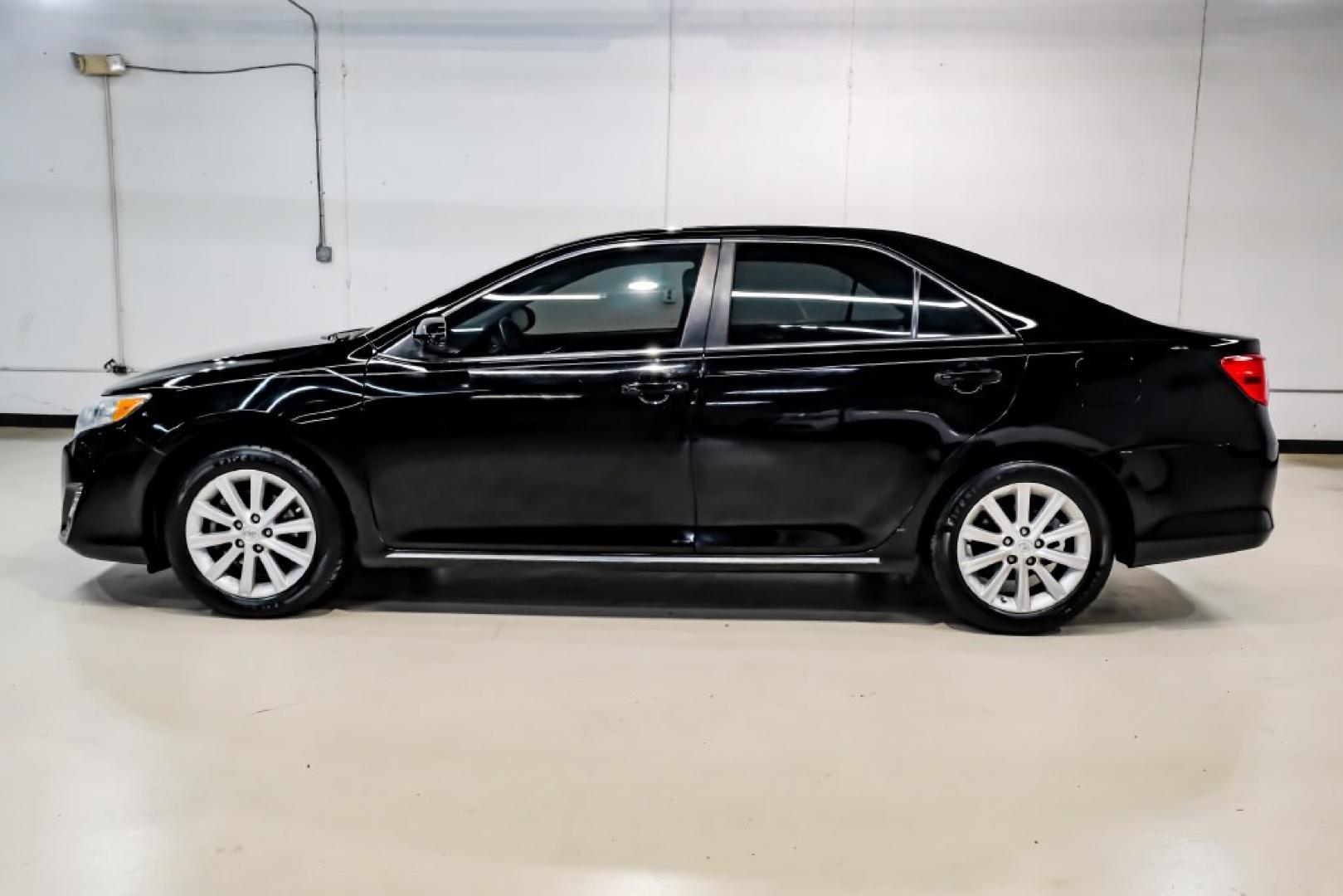 2014 Attitude Black Metallic /Ash Toyota Camry XLE (4T4BF1FK1ER) with an 2.5L I4 SMPI DOHC engine, Automatic transmission, located at 15300 Midway Rd., Addison, TX, 75001, (972) 702-0011, 32.958321, -96.838074- Photo#15