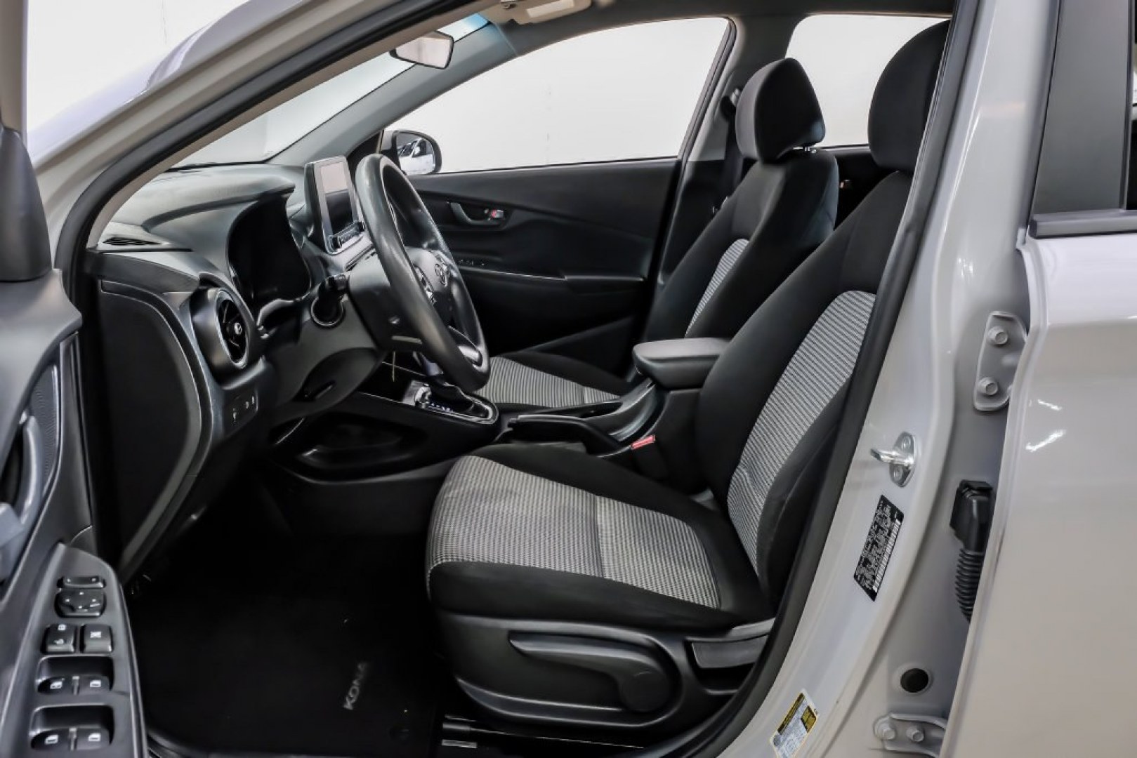 2023 Silver /Black Hyundai Kona SE (KM8K22AB4PU) with an 2.0L I4 DOHC Dual CVVT engine, CVT transmission, located at 15300 Midway Rd., Addison, TX, 75001, (972) 702-0011, 32.958321, -96.838074- Photo#3