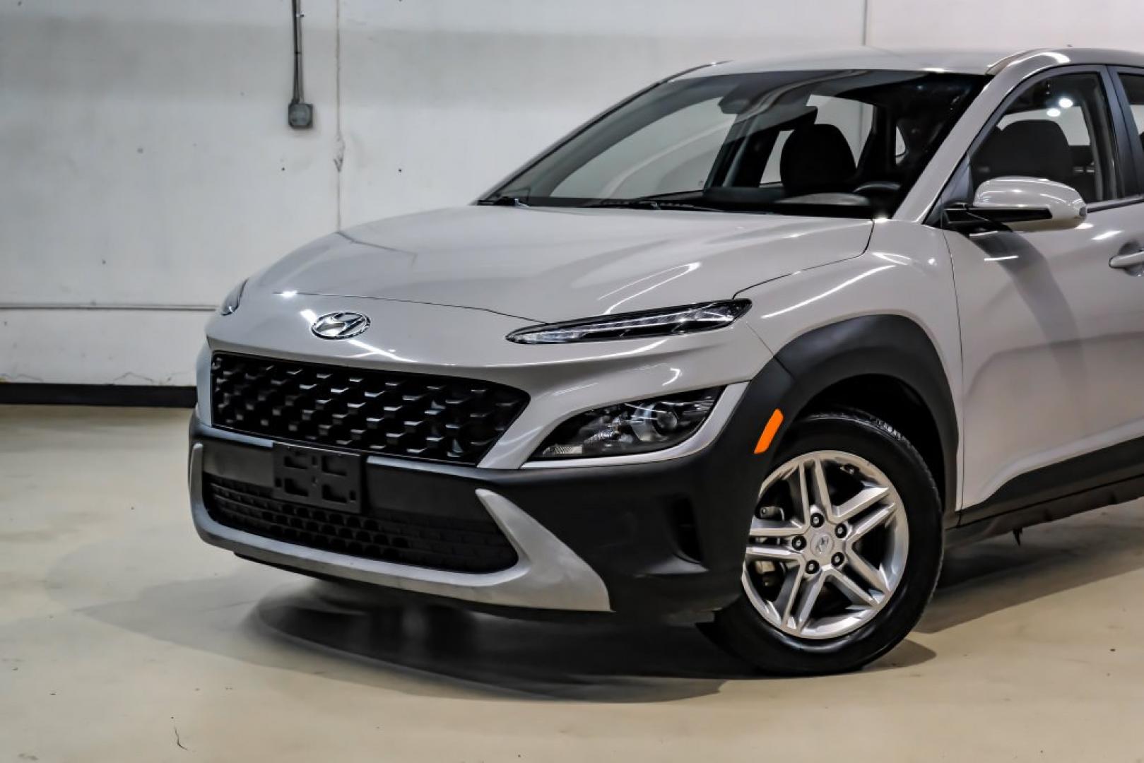 2023 Silver /Black Hyundai Kona SE (KM8K22AB4PU) with an 2.0L I4 DOHC Dual CVVT engine, CVT transmission, located at 15300 Midway Rd., Addison, TX, 75001, (972) 702-0011, 32.958321, -96.838074- Photo#4