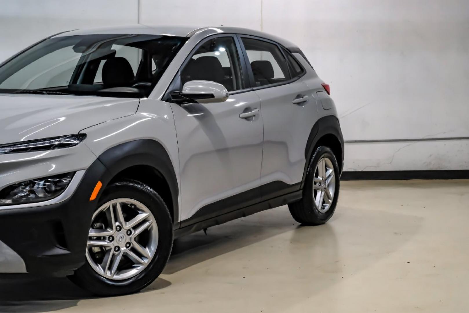 2023 Silver /Black Hyundai Kona SE (KM8K22AB4PU) with an 2.0L I4 DOHC Dual CVVT engine, CVT transmission, located at 15300 Midway Rd., Addison, TX, 75001, (972) 702-0011, 32.958321, -96.838074- Photo#5
