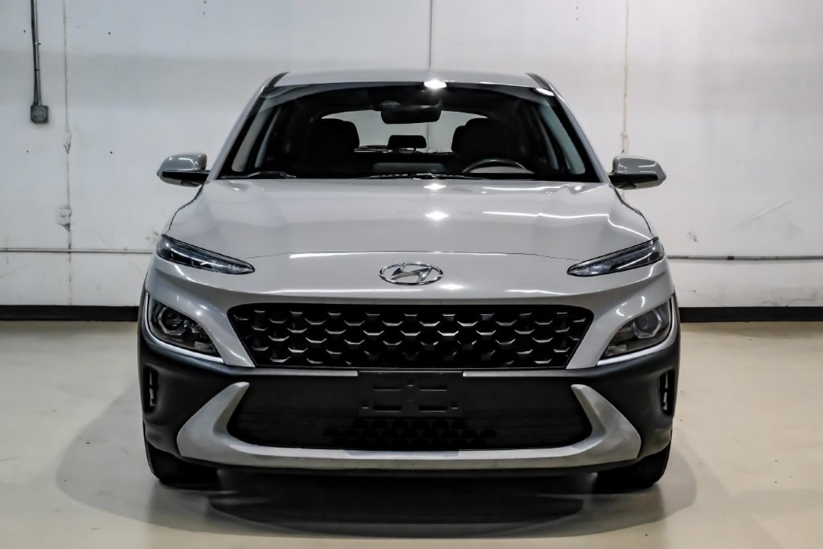 2023 Silver /Black Hyundai Kona SE (KM8K22AB4PU) with an 2.0L I4 DOHC Dual CVVT engine, CVT transmission, located at 15300 Midway Rd., Addison, TX, 75001, (972) 702-0011, 32.958321, -96.838074- Photo#6