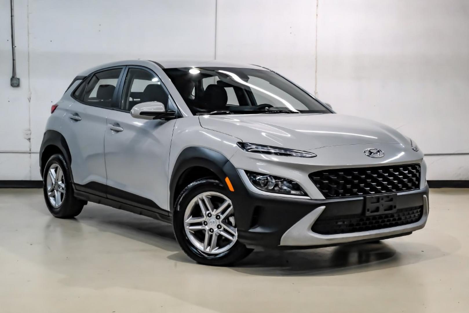 2023 Silver /Black Hyundai Kona SE (KM8K22AB4PU) with an 2.0L I4 DOHC Dual CVVT engine, CVT transmission, located at 15300 Midway Rd., Addison, TX, 75001, (972) 702-0011, 32.958321, -96.838074- Photo#7