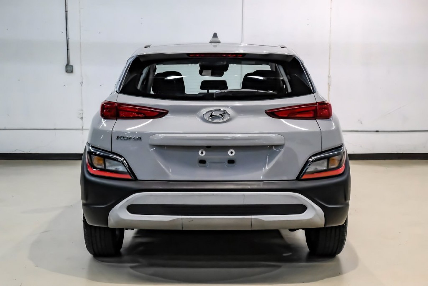 2023 Silver /Black Hyundai Kona SE (KM8K22AB4PU) with an 2.0L I4 DOHC Dual CVVT engine, CVT transmission, located at 15300 Midway Rd., Addison, TX, 75001, (972) 702-0011, 32.958321, -96.838074- Photo#10
