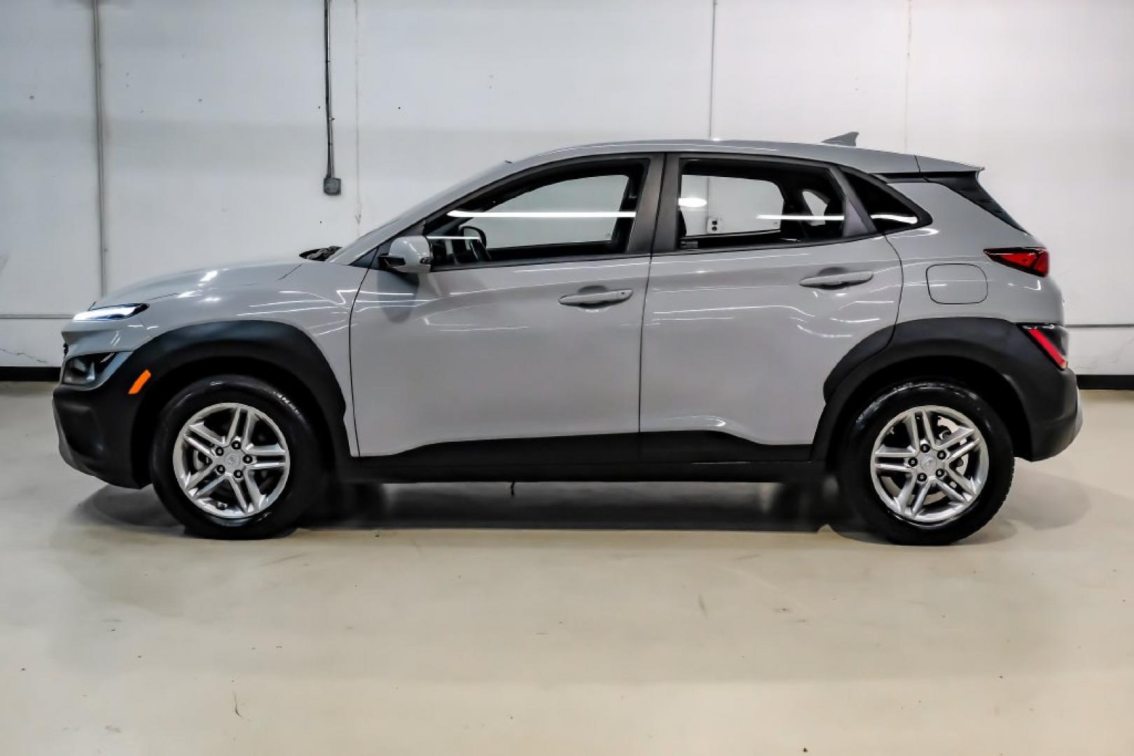 2023 Silver /Black Hyundai Kona SE (KM8K22AB4PU) with an 2.0L I4 DOHC Dual CVVT engine, CVT transmission, located at 15300 Midway Rd., Addison, TX, 75001, (972) 702-0011, 32.958321, -96.838074- Photo#14