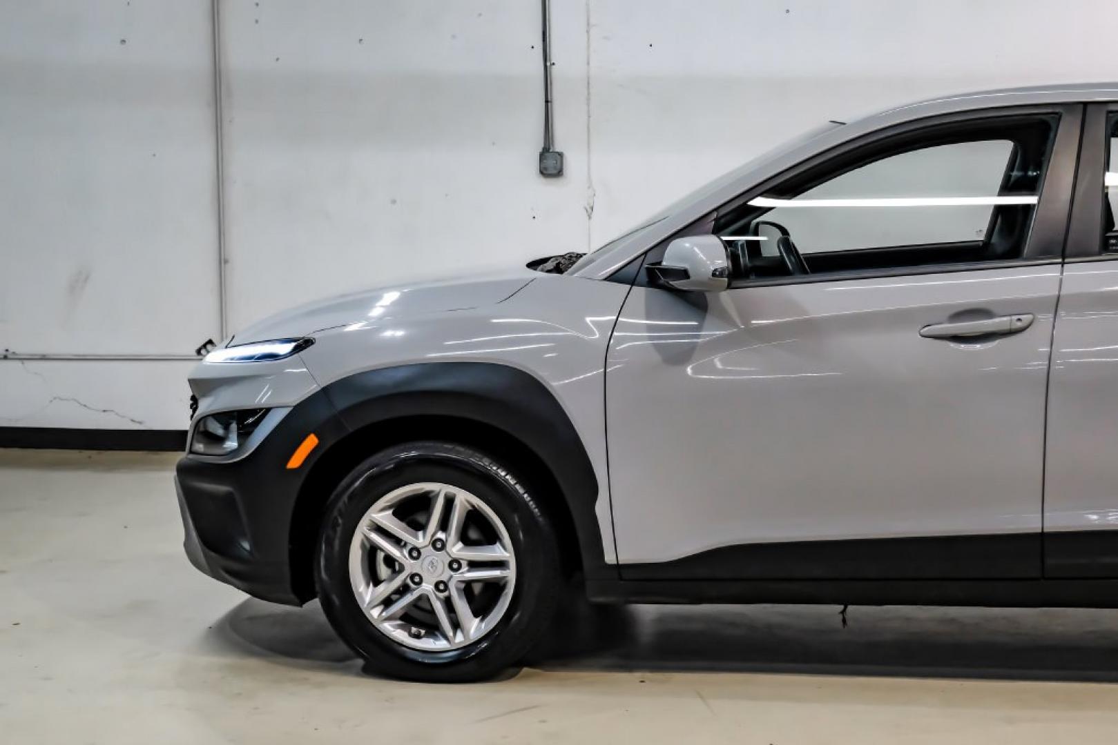 2023 Silver /Black Hyundai Kona SE (KM8K22AB4PU) with an 2.0L I4 DOHC Dual CVVT engine, CVT transmission, located at 15300 Midway Rd., Addison, TX, 75001, (972) 702-0011, 32.958321, -96.838074- Photo#15