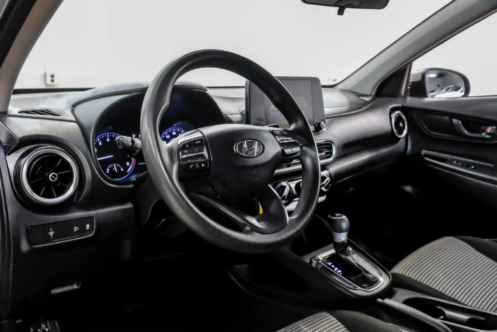 2023 Silver /Black Hyundai Kona SE (KM8K22ABXPU) with an 2.0L I4 DOHC Dual CVVT engine, CVT transmission, located at 15300 Midway Rd., Addison, TX, 75001, (972) 702-0011, 32.958321, -96.838074- Photo#2