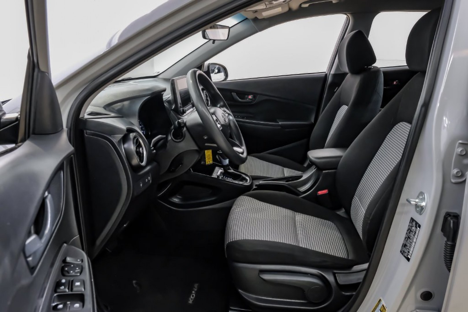 2023 Silver /Black Hyundai Kona SE (KM8K22ABXPU) with an 2.0L I4 DOHC Dual CVVT engine, CVT transmission, located at 15300 Midway Rd., Addison, TX, 75001, (972) 702-0011, 32.958321, -96.838074- Photo#3
